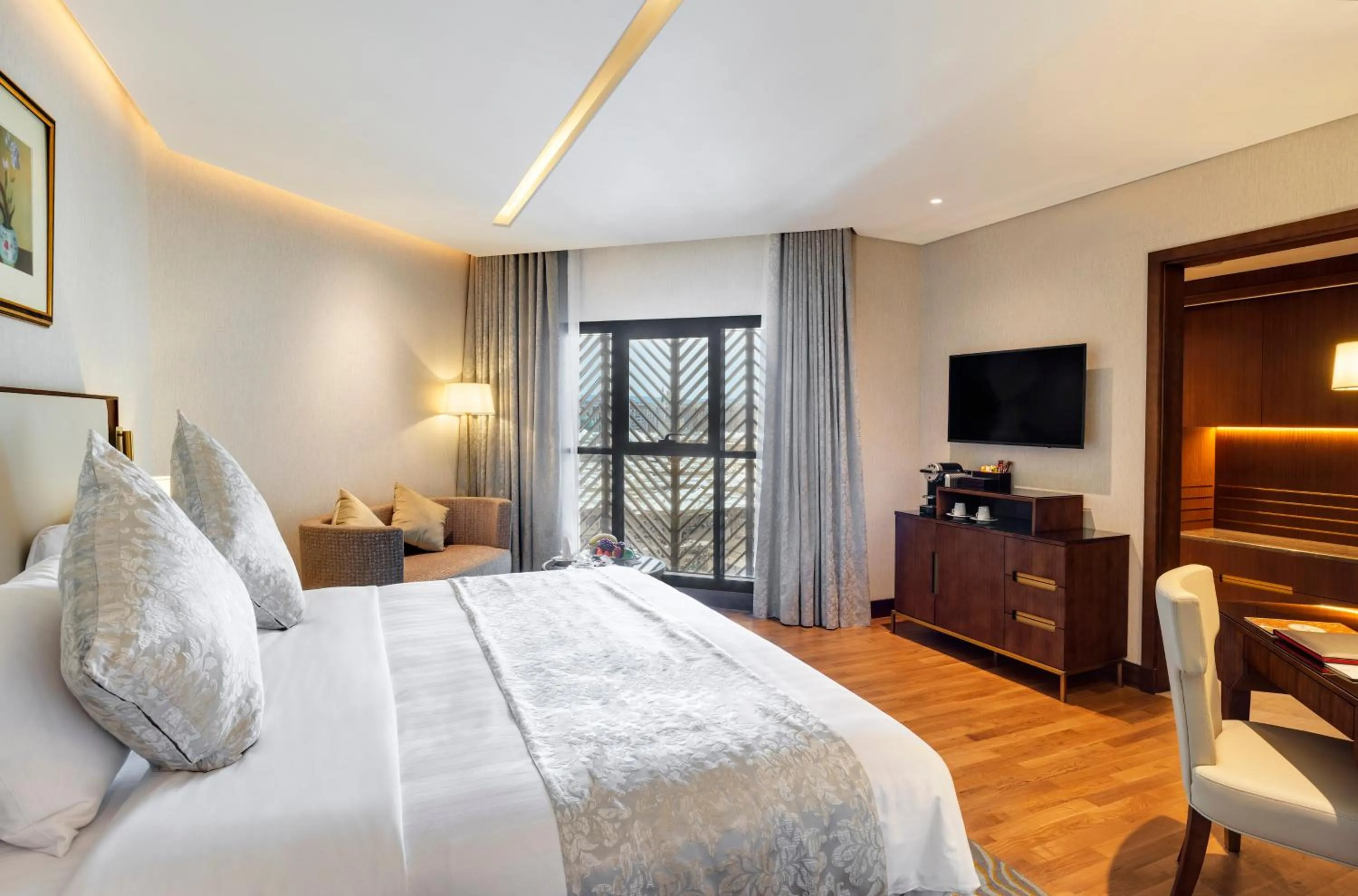 Bedroom, Bed in The Oberoi Madina المدينة أوبروي