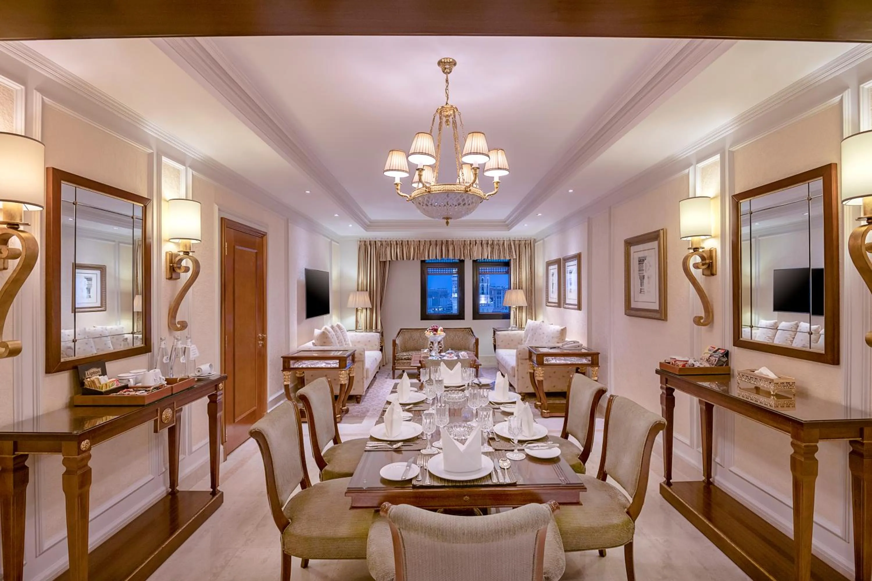 Dining area in The Oberoi Madina المدينة أوبروي