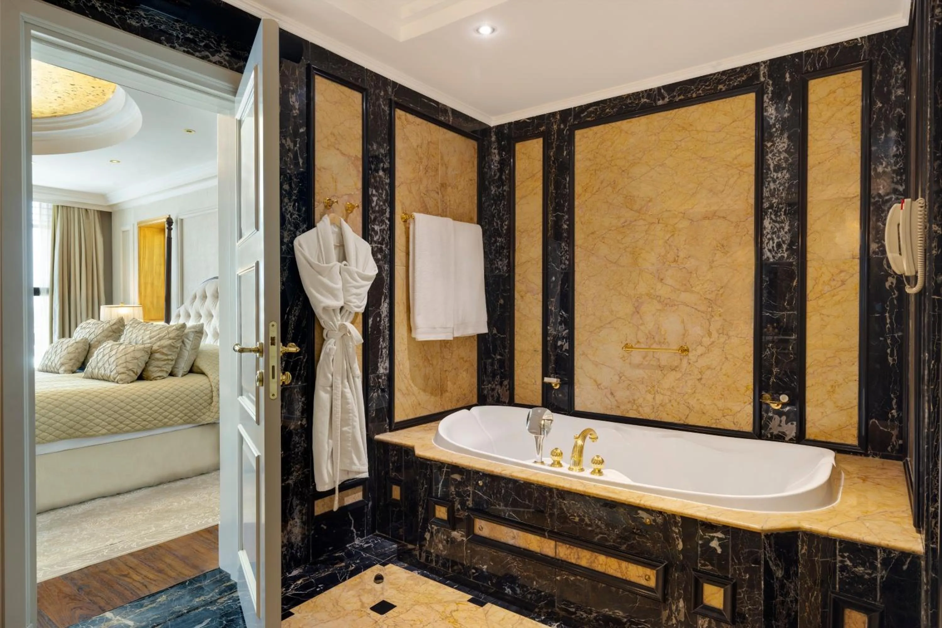 Bathroom in The Oberoi Madina المدينة أوبروي