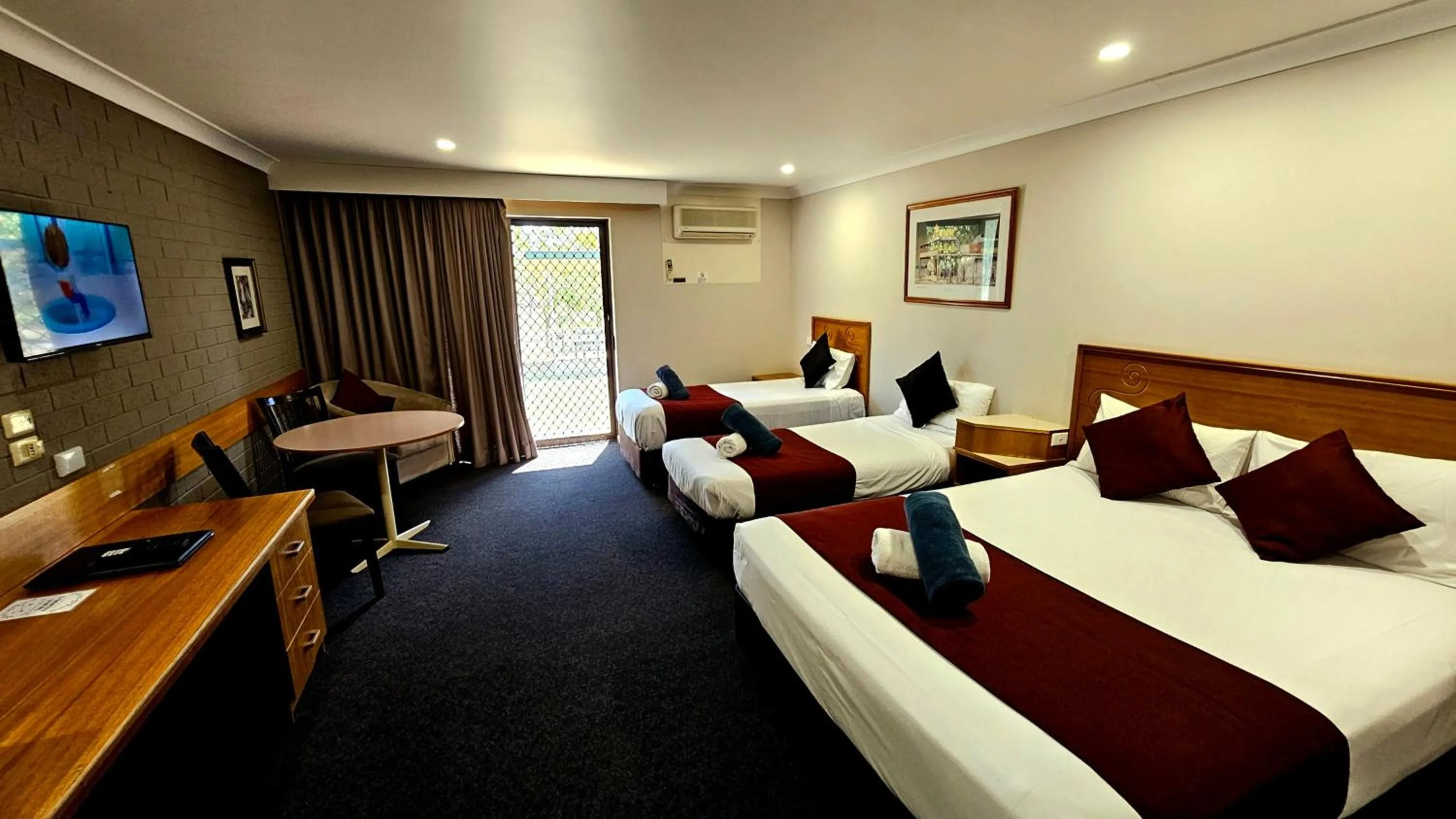 TV and multimedia, Bed in Hilltops Retreat Motor Inn