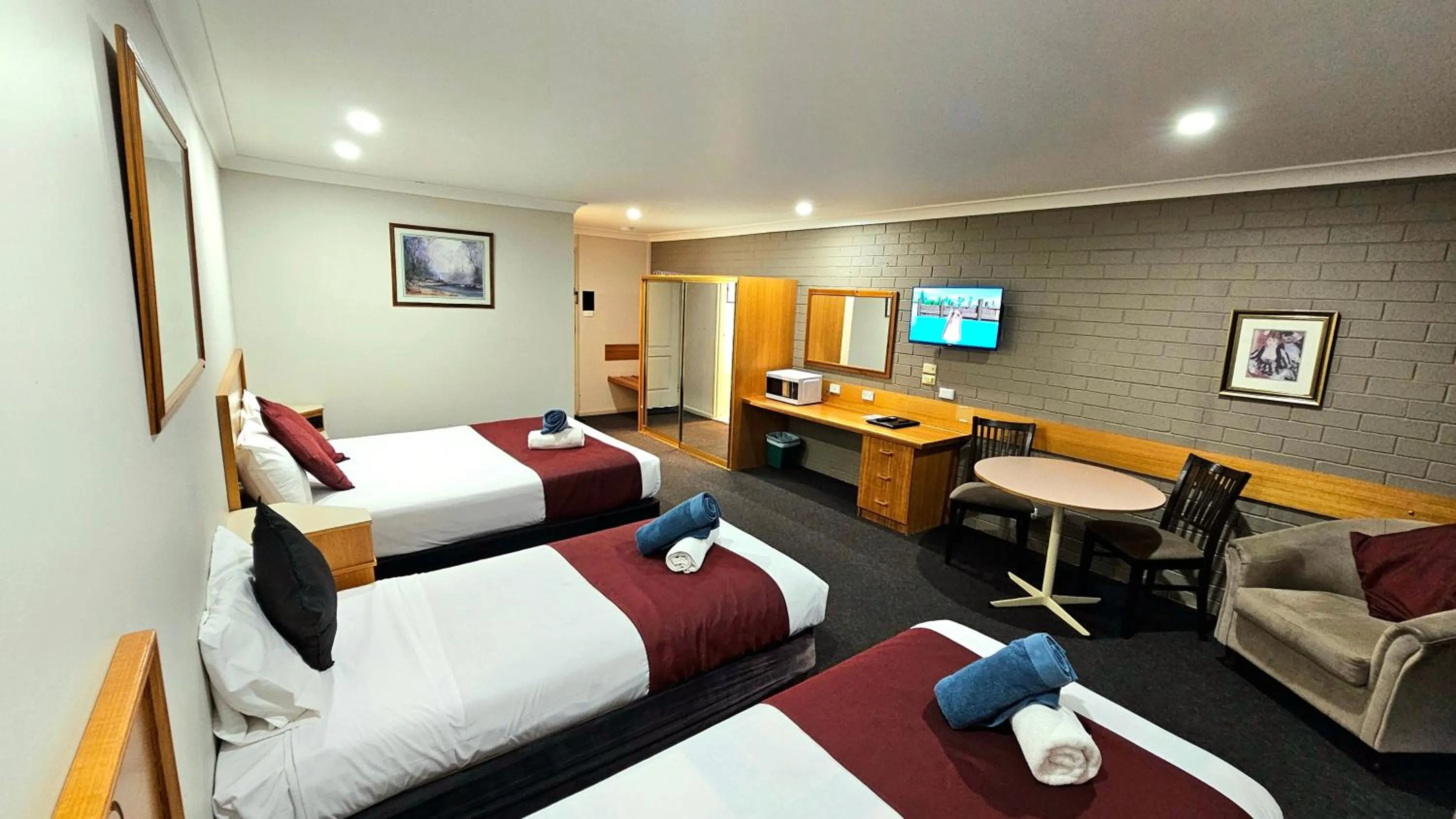 Photo of the whole room, Bed in Hilltops Retreat Motor Inn