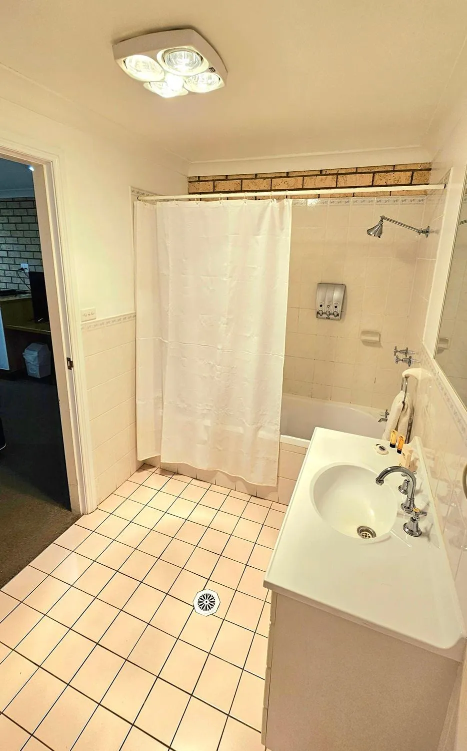 Shower in Hilltops Retreat Motor Inn