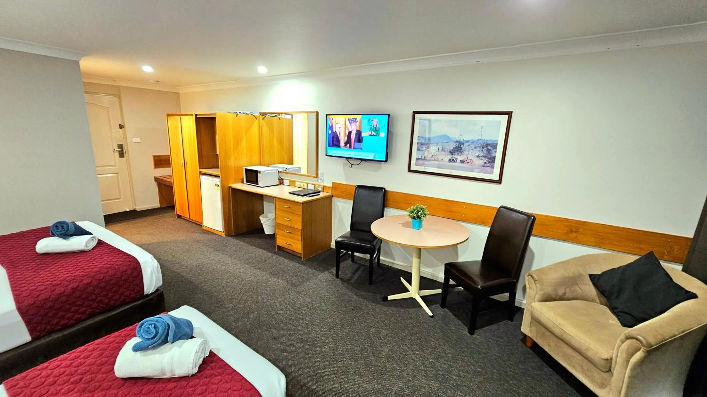 Photo of the whole room, Bed in Hilltops Retreat Motor Inn