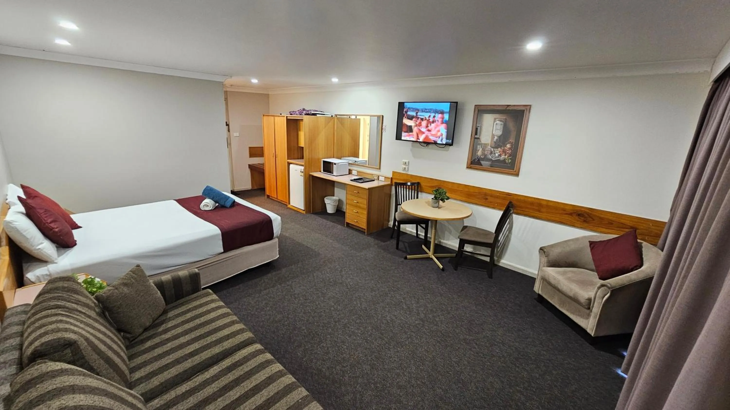 Photo of the whole room, Bed in Hilltops Retreat Motor Inn