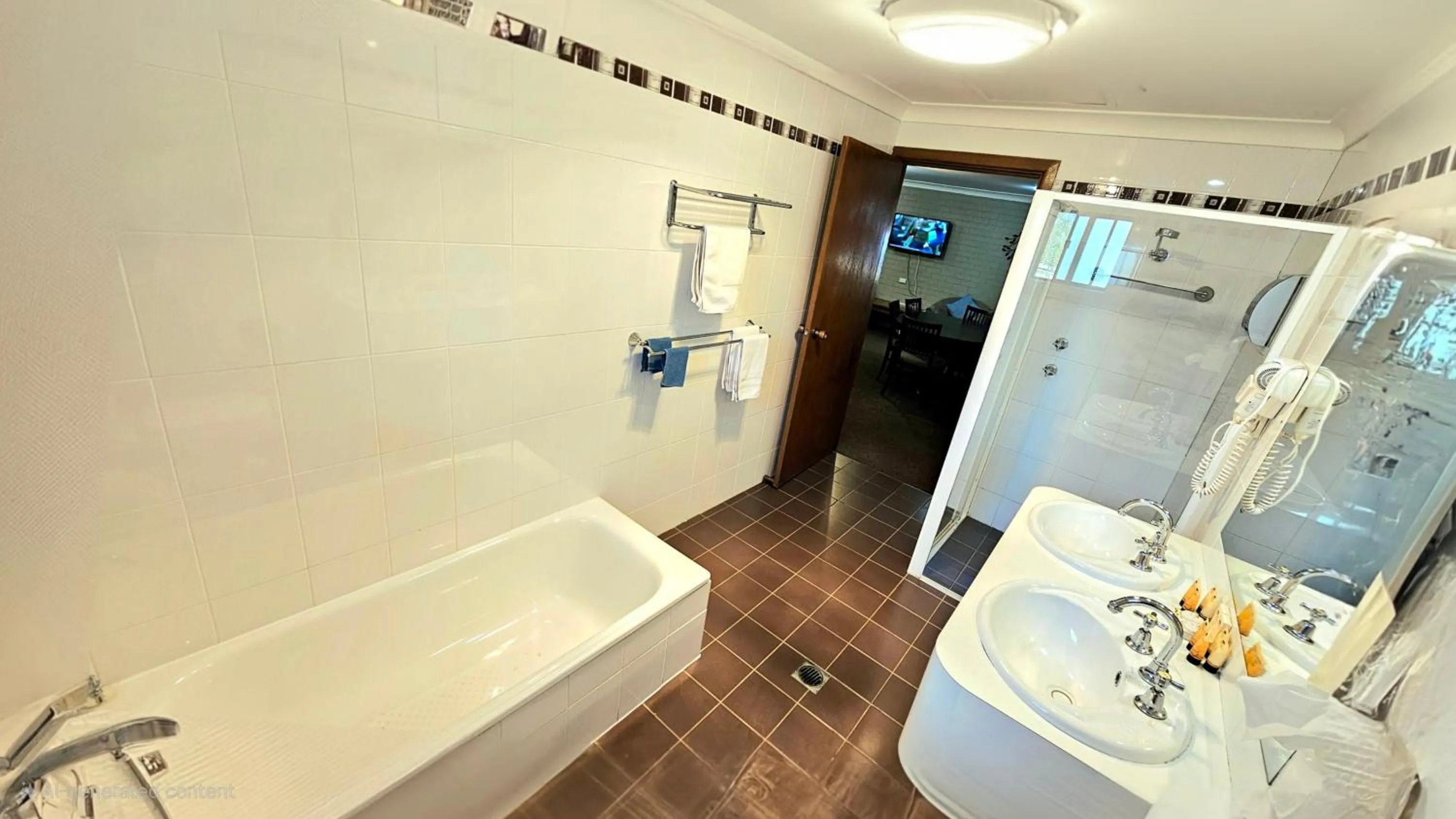 Shower in Hilltops Retreat Motor Inn