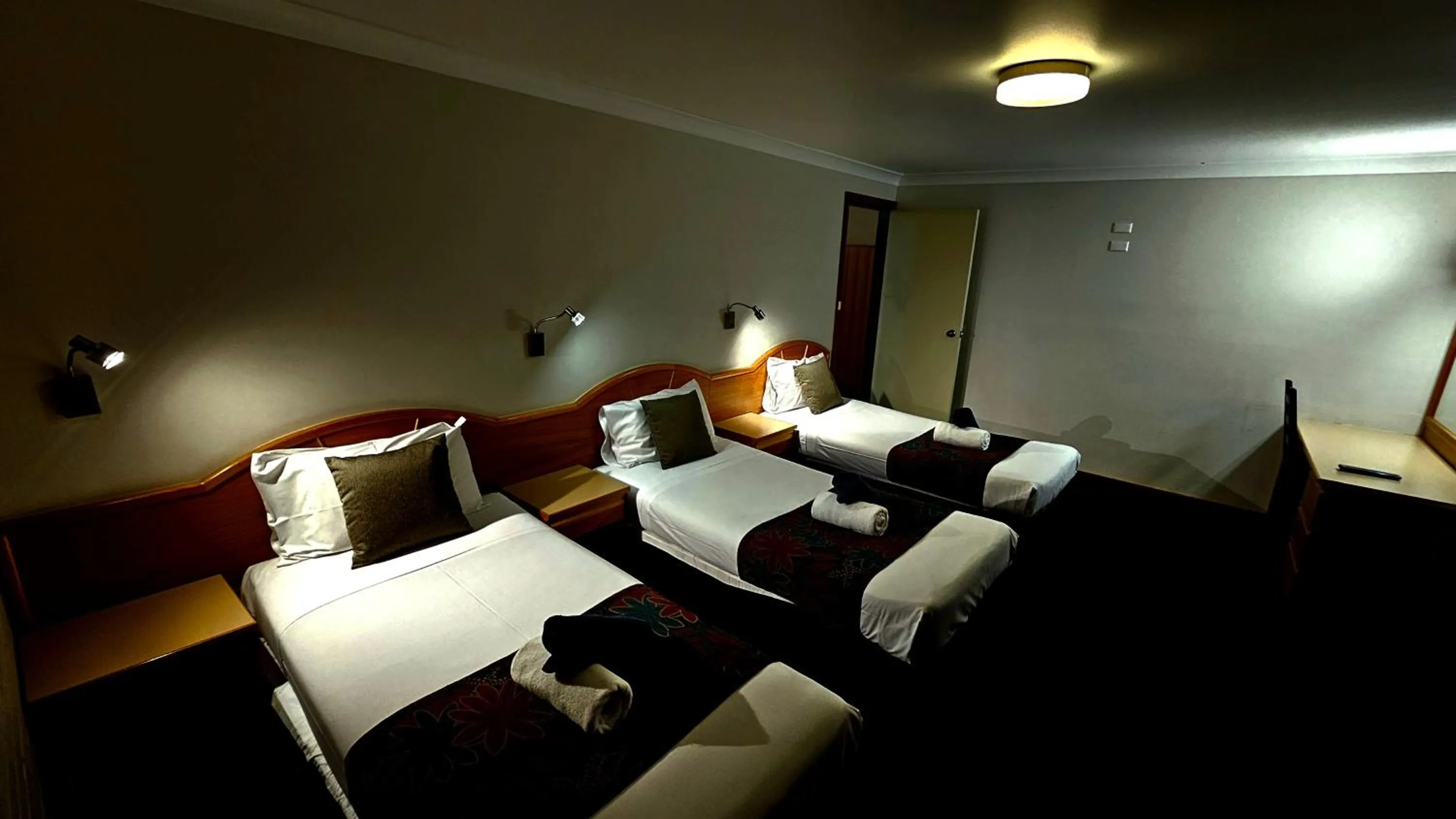 Bedroom, Bed in Hilltops Retreat Motor Inn