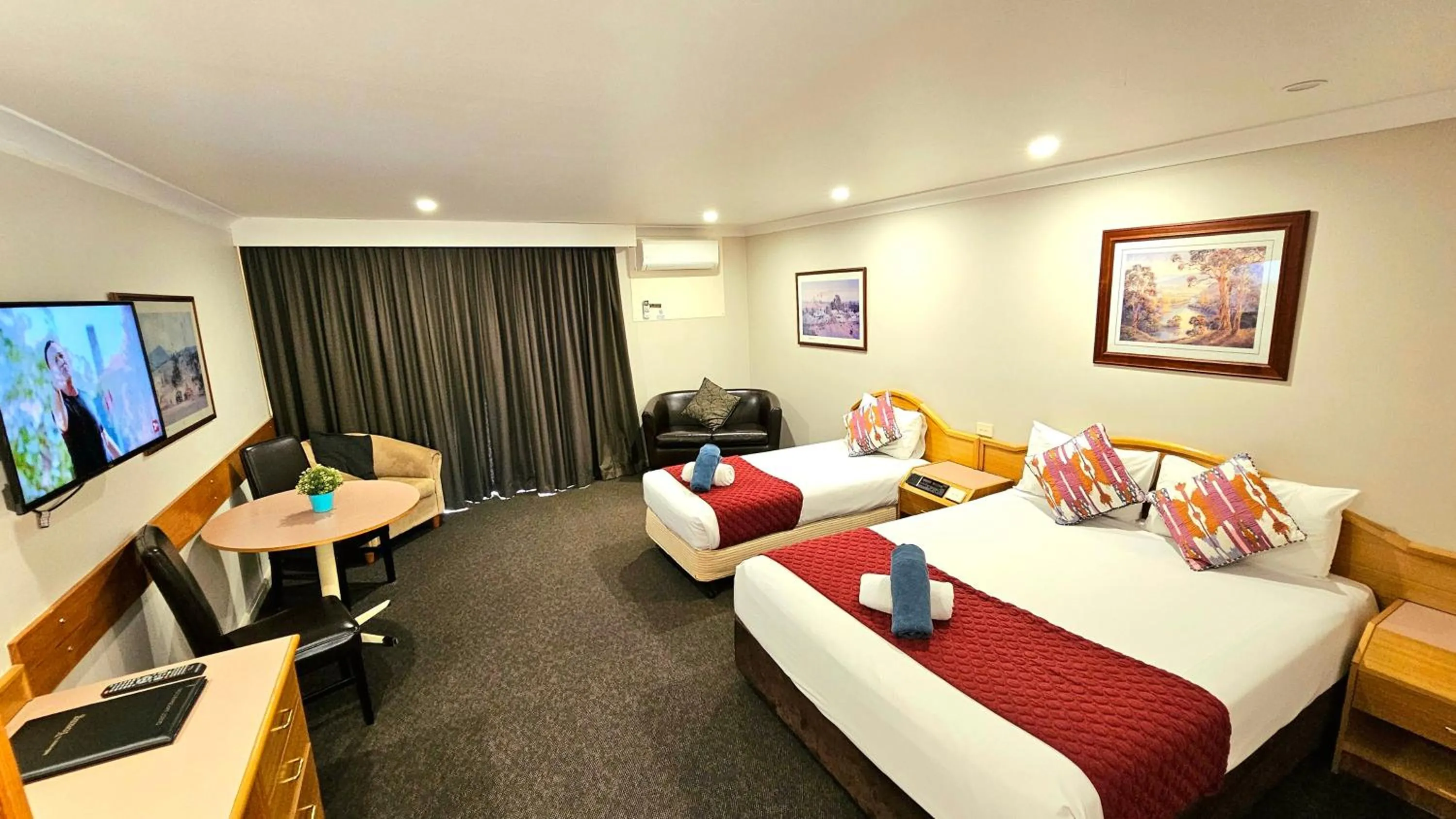 Photo of the whole room, Bed in Hilltops Retreat Motor Inn