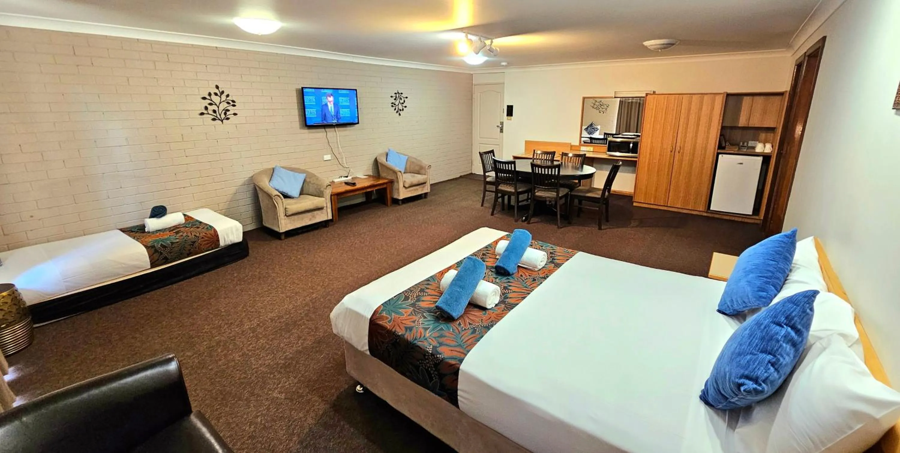 Photo of the whole room, Bed in Hilltops Retreat Motor Inn