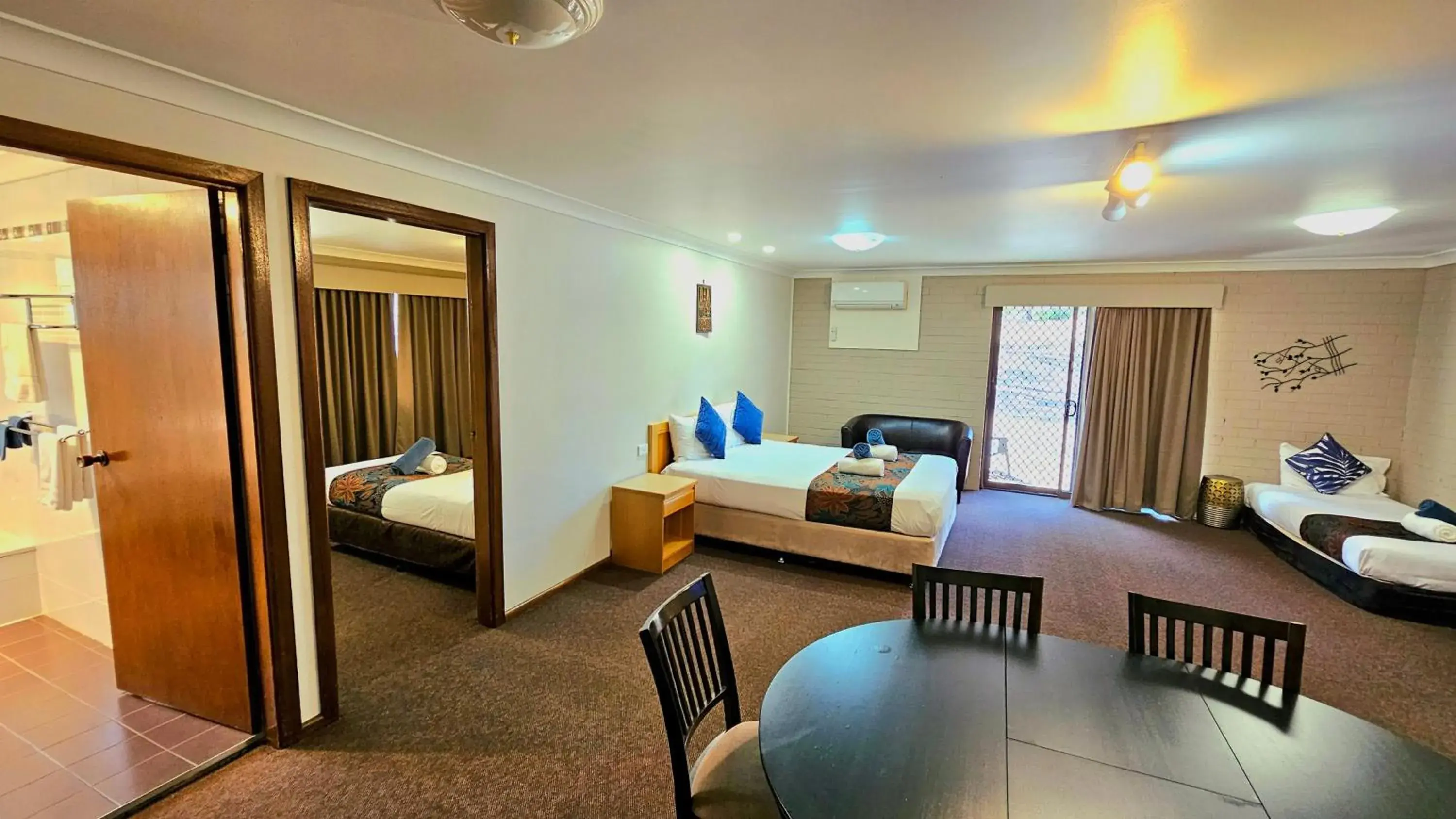 Deluxe Two-Bedroom Apartment with Garden View in Hilltops Retreat Motor Inn Deluxe Two-Bedroom Apartment with Garden View in Hilltops Retreat Motor Inn