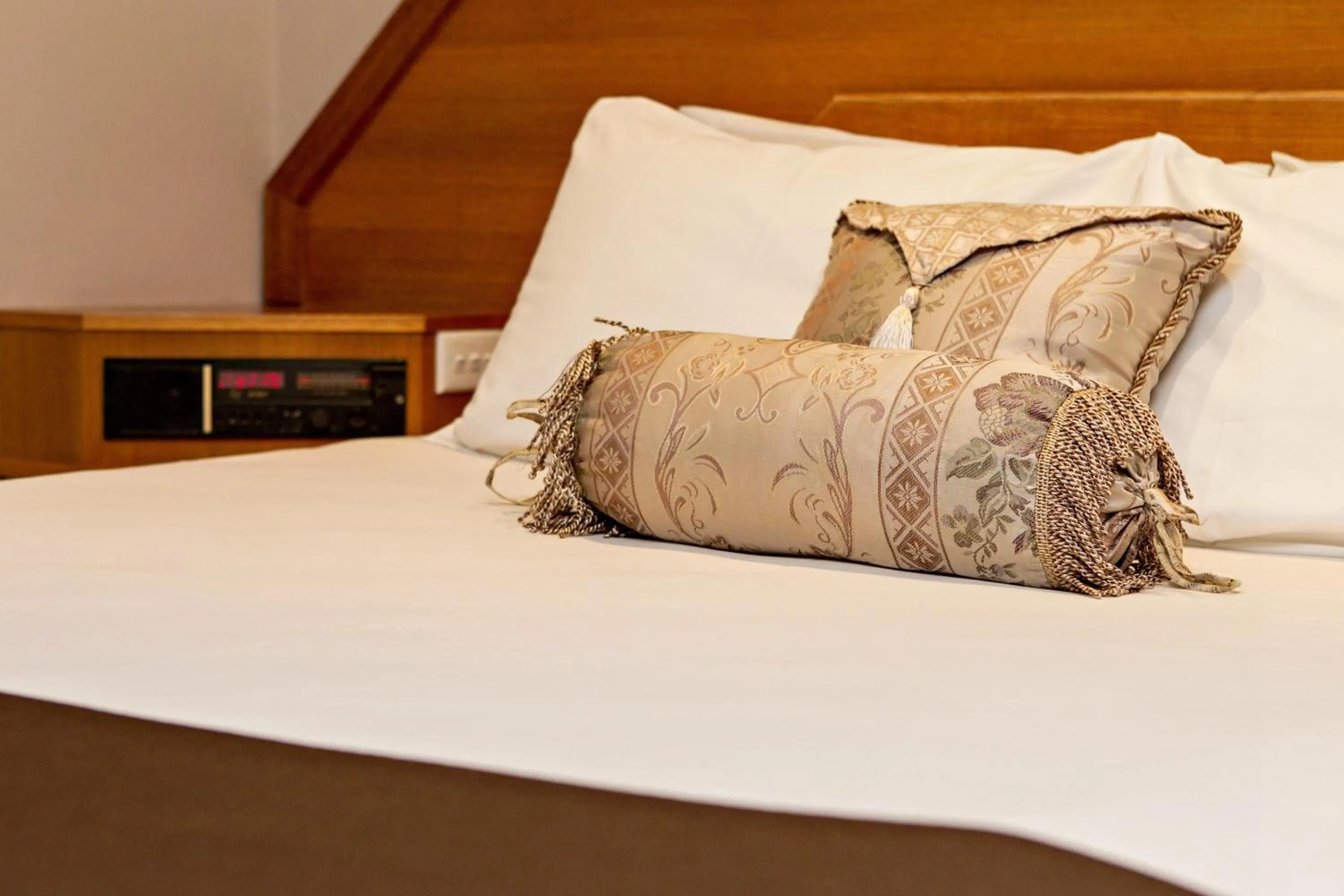 Bed in Hilltops Retreat Motor Inn