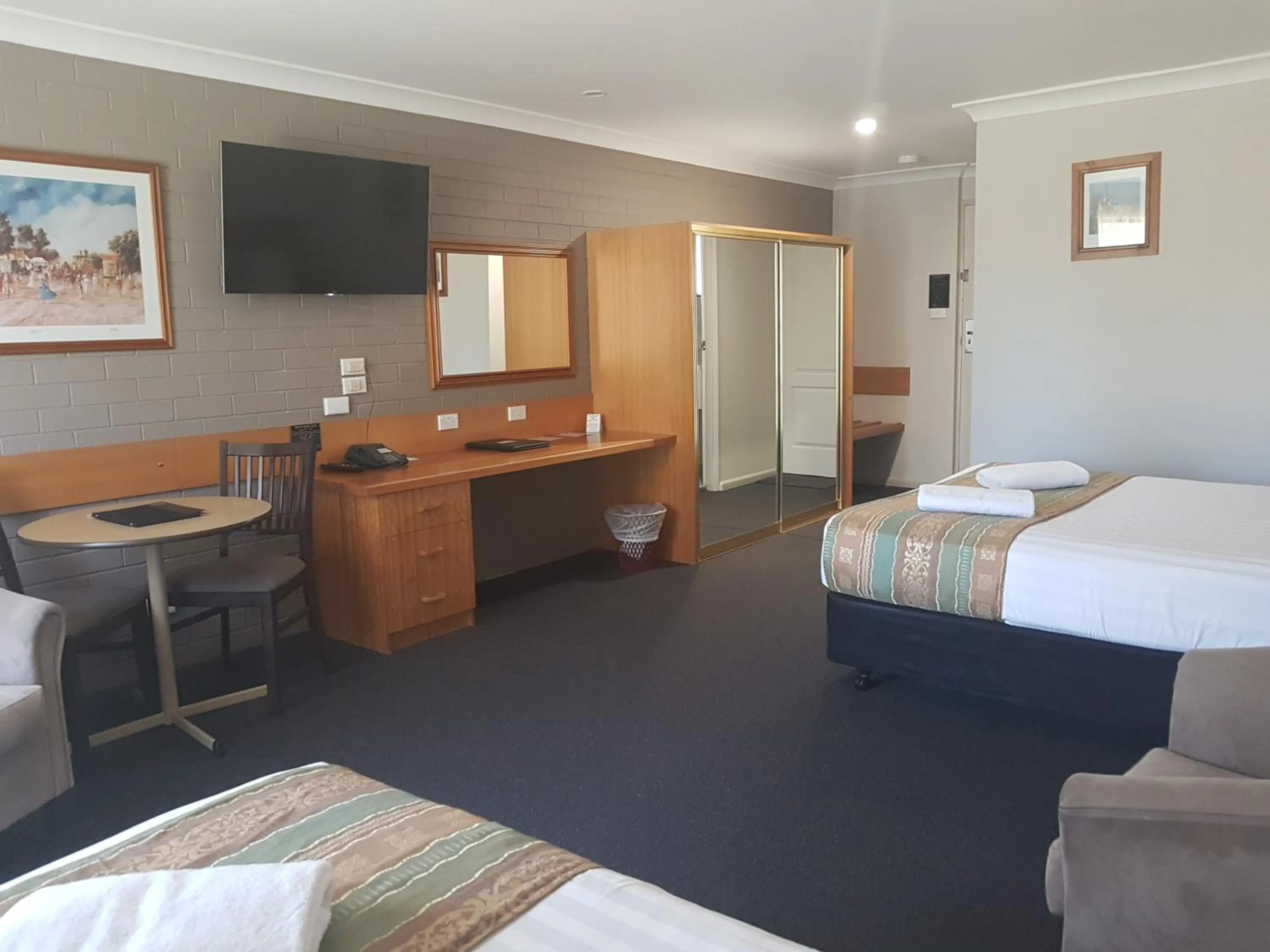 TV and multimedia, Bed in Hilltops Retreat Motor Inn