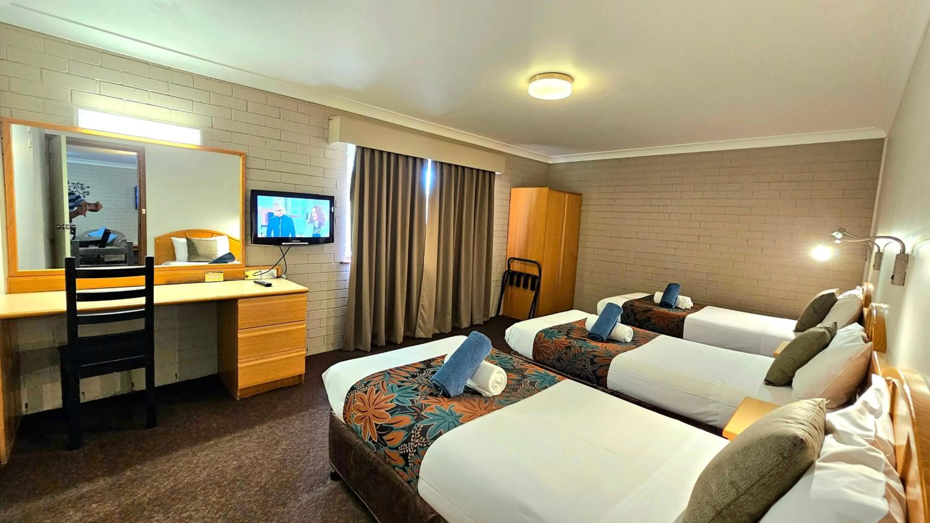 Bedroom, Bed in Hilltops Retreat Motor Inn