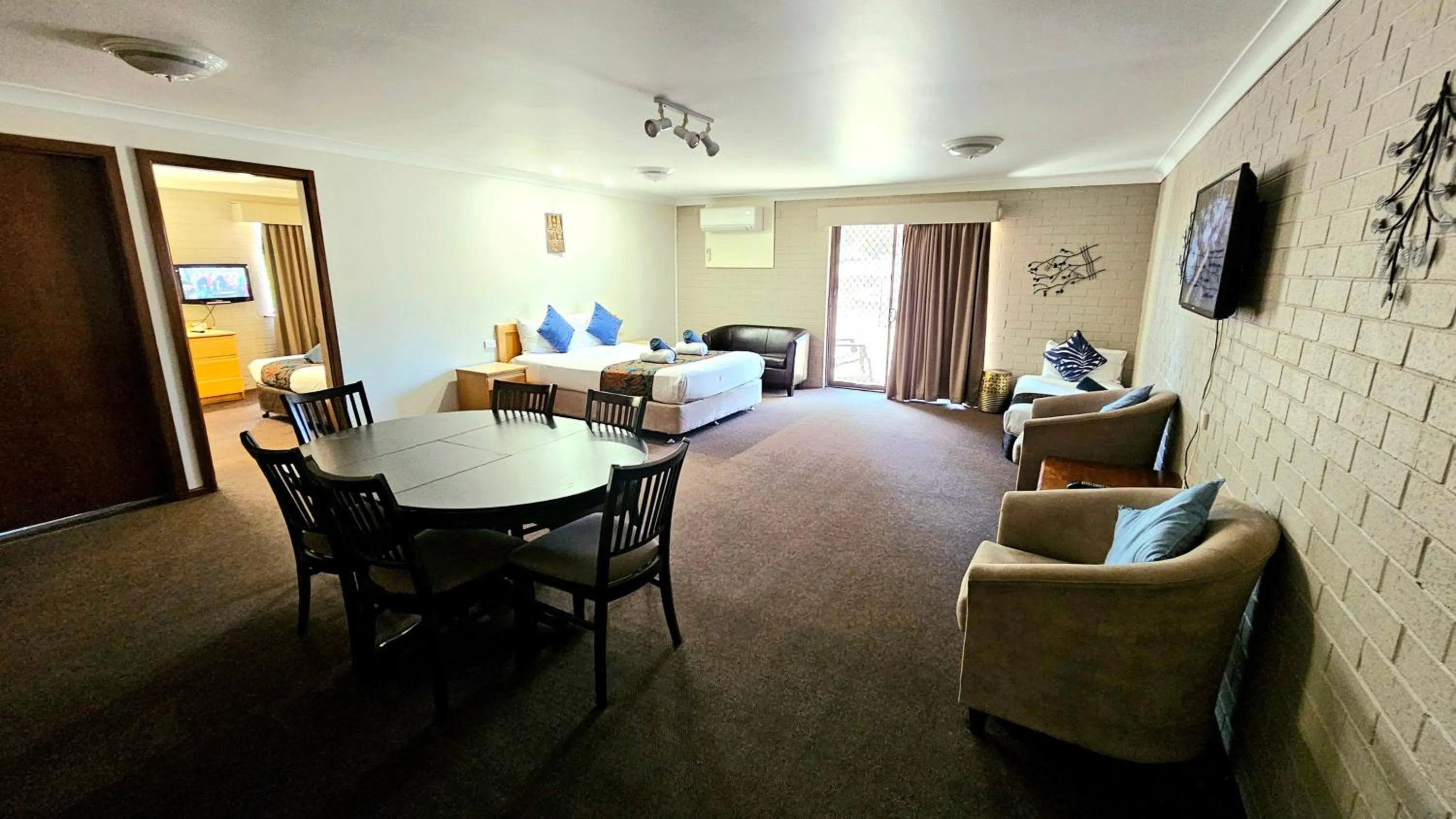 Photo of the whole room in Hilltops Retreat Motor Inn