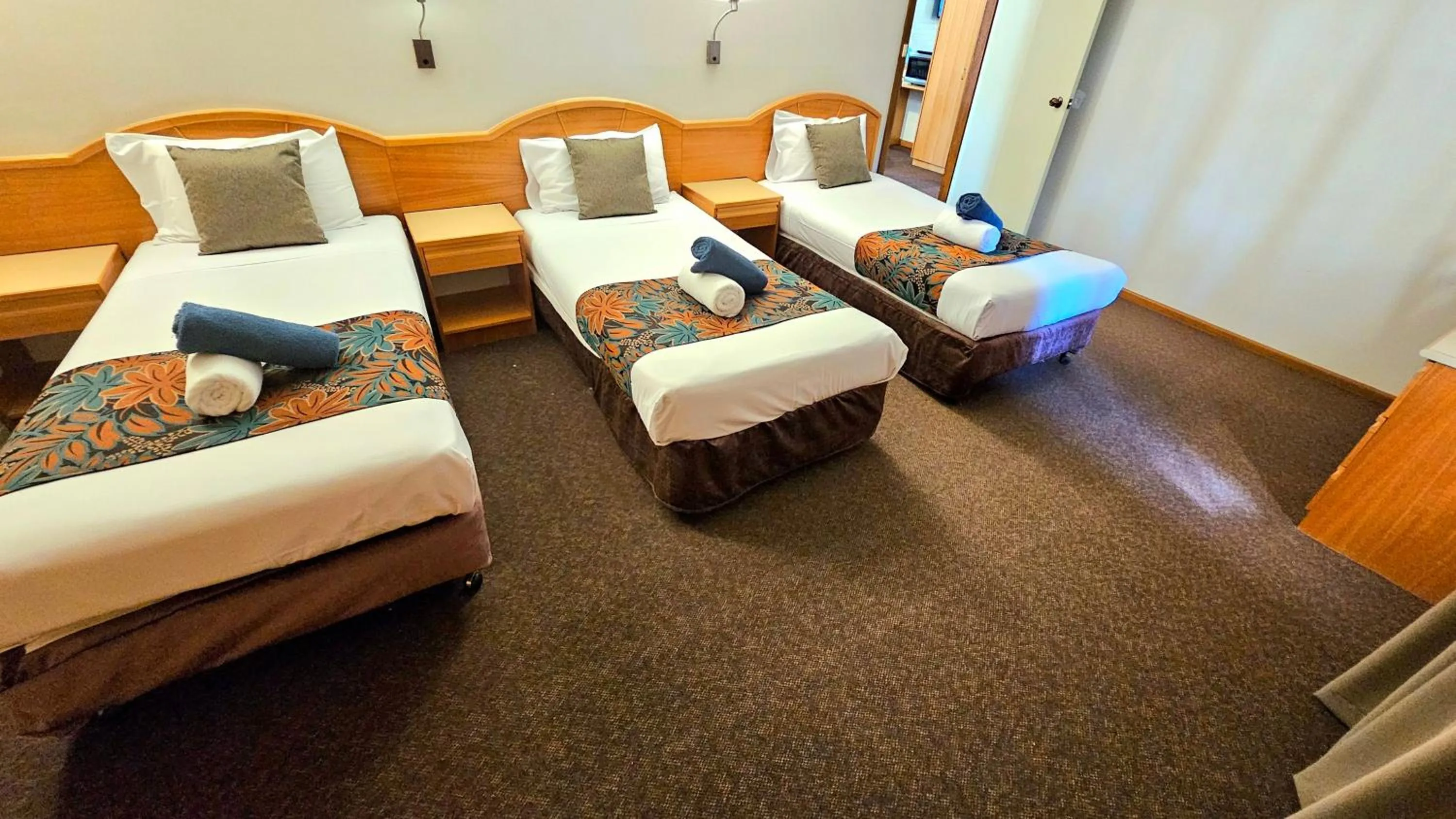 Bedroom, Bed in Hilltops Retreat Motor Inn