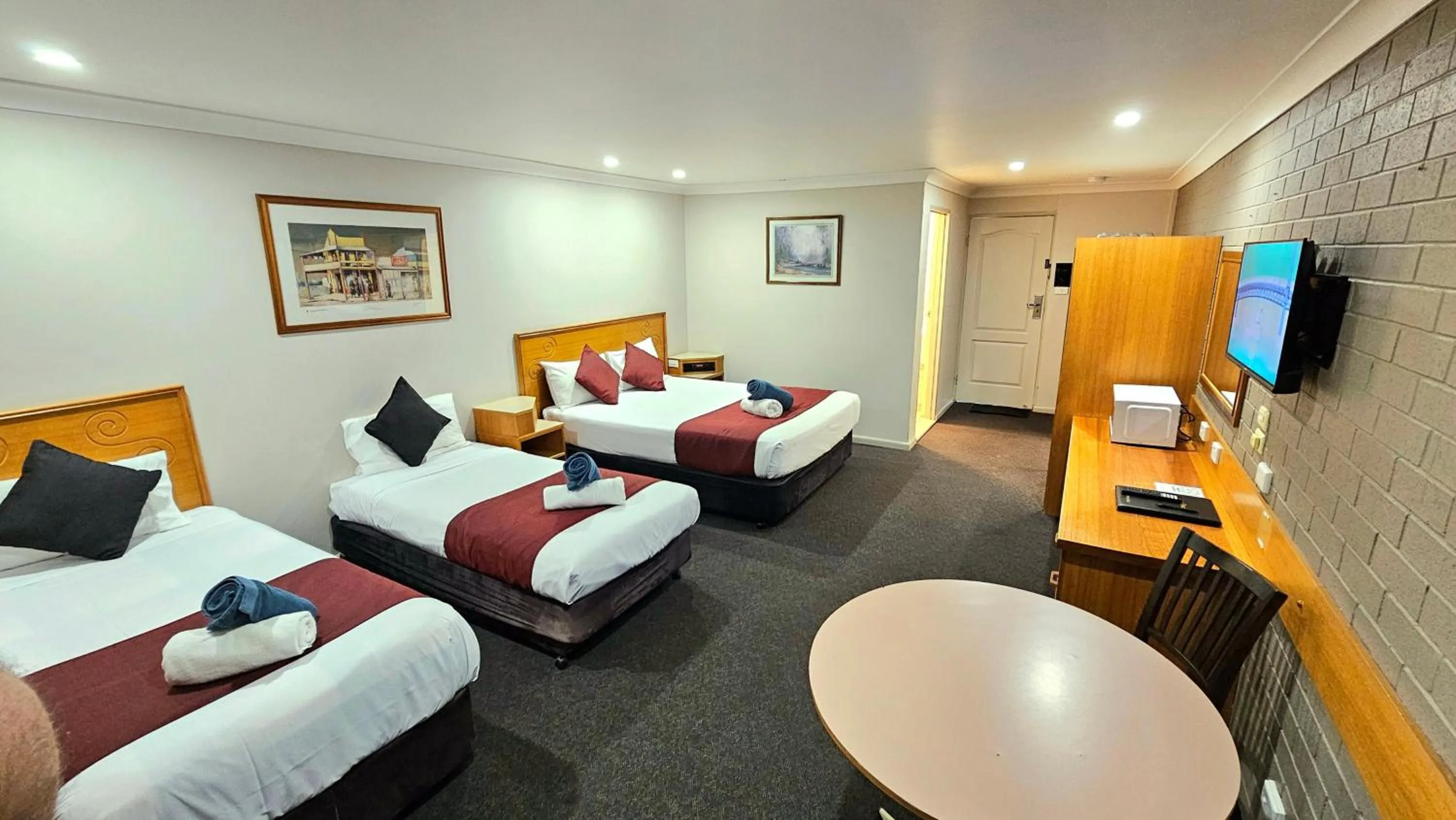 Photo of the whole room, Bed in Hilltops Retreat Motor Inn