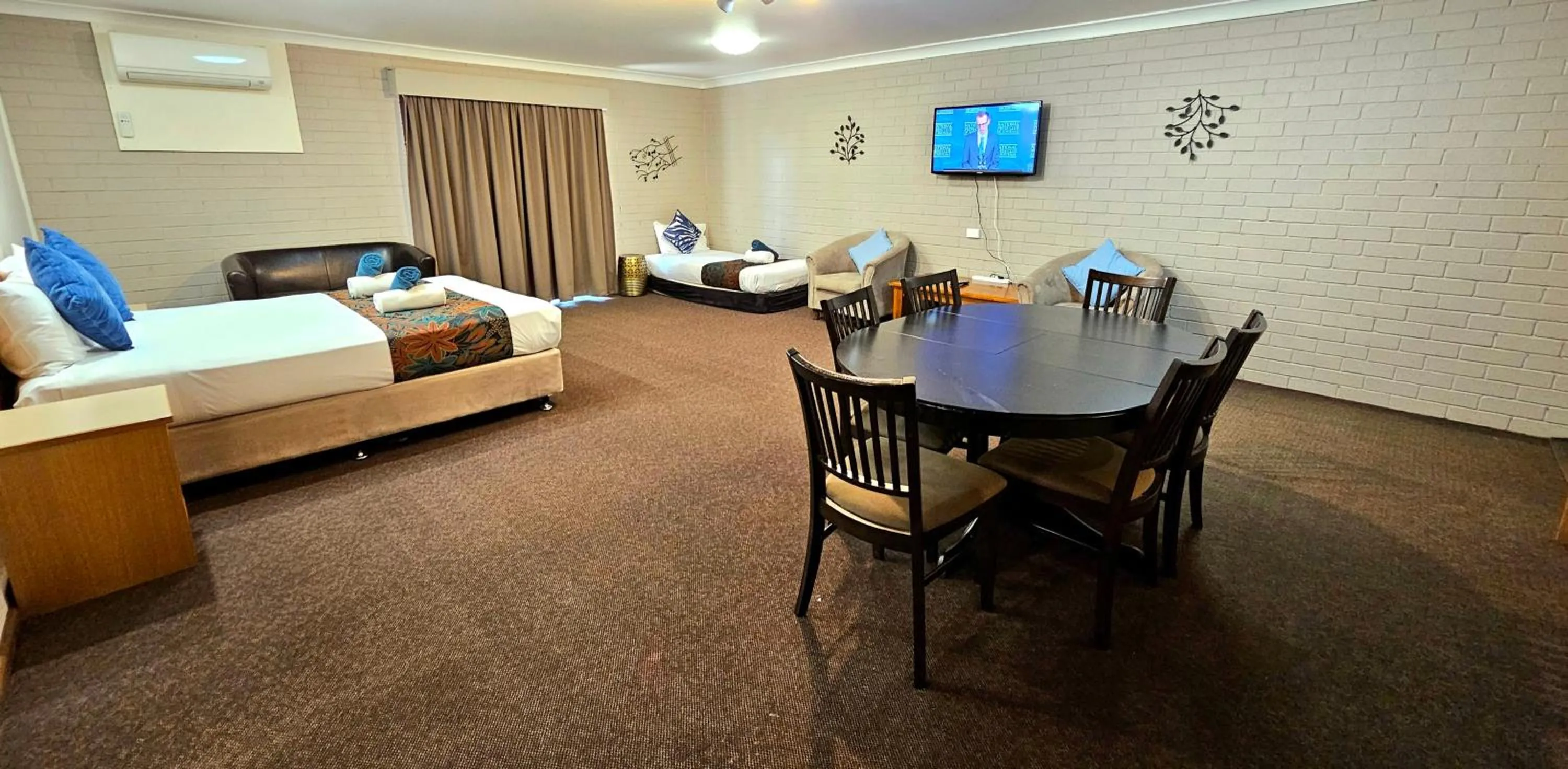 Bed in Hilltops Retreat Motor Inn