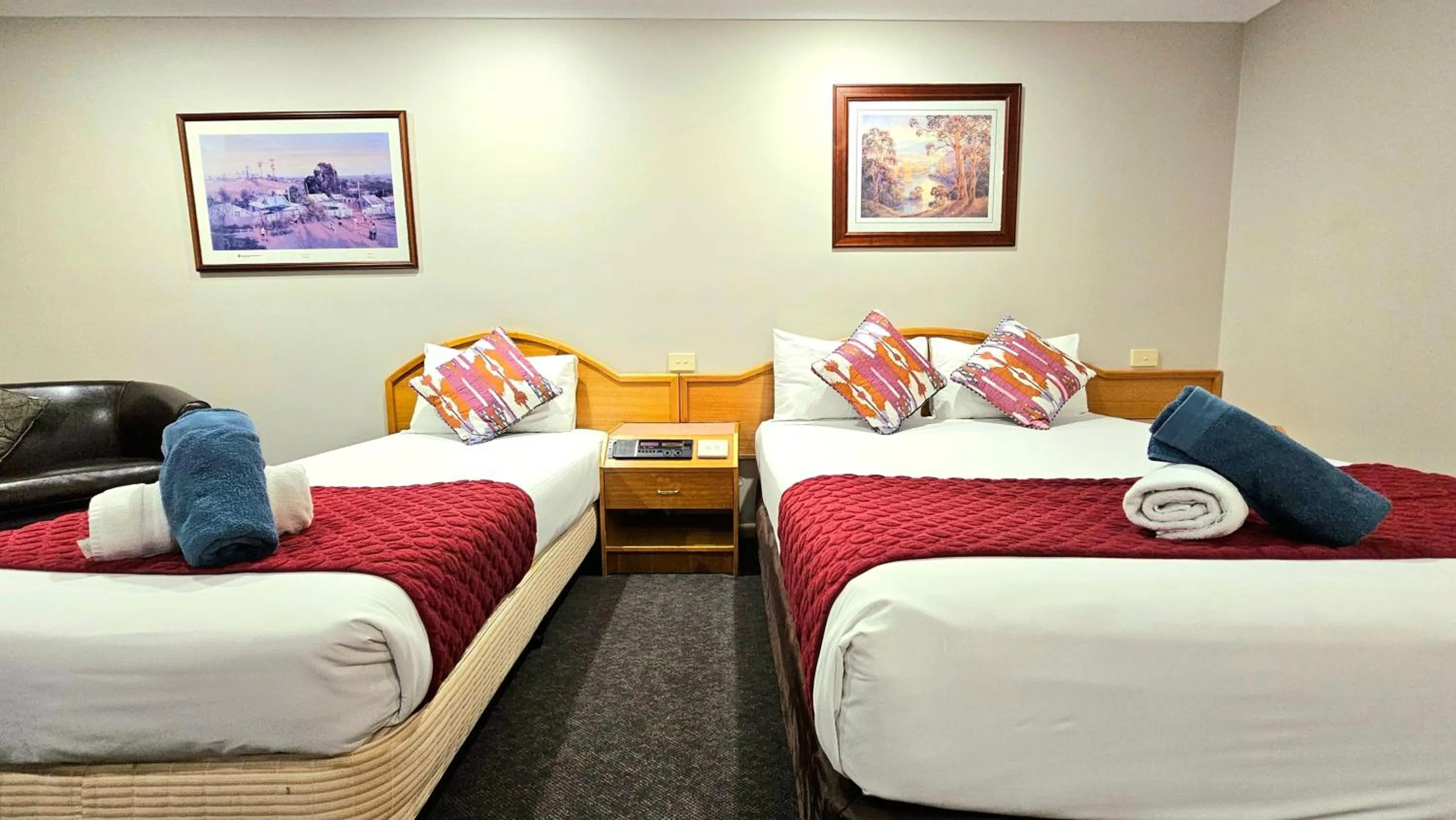 Bed in Hilltops Retreat Motor Inn