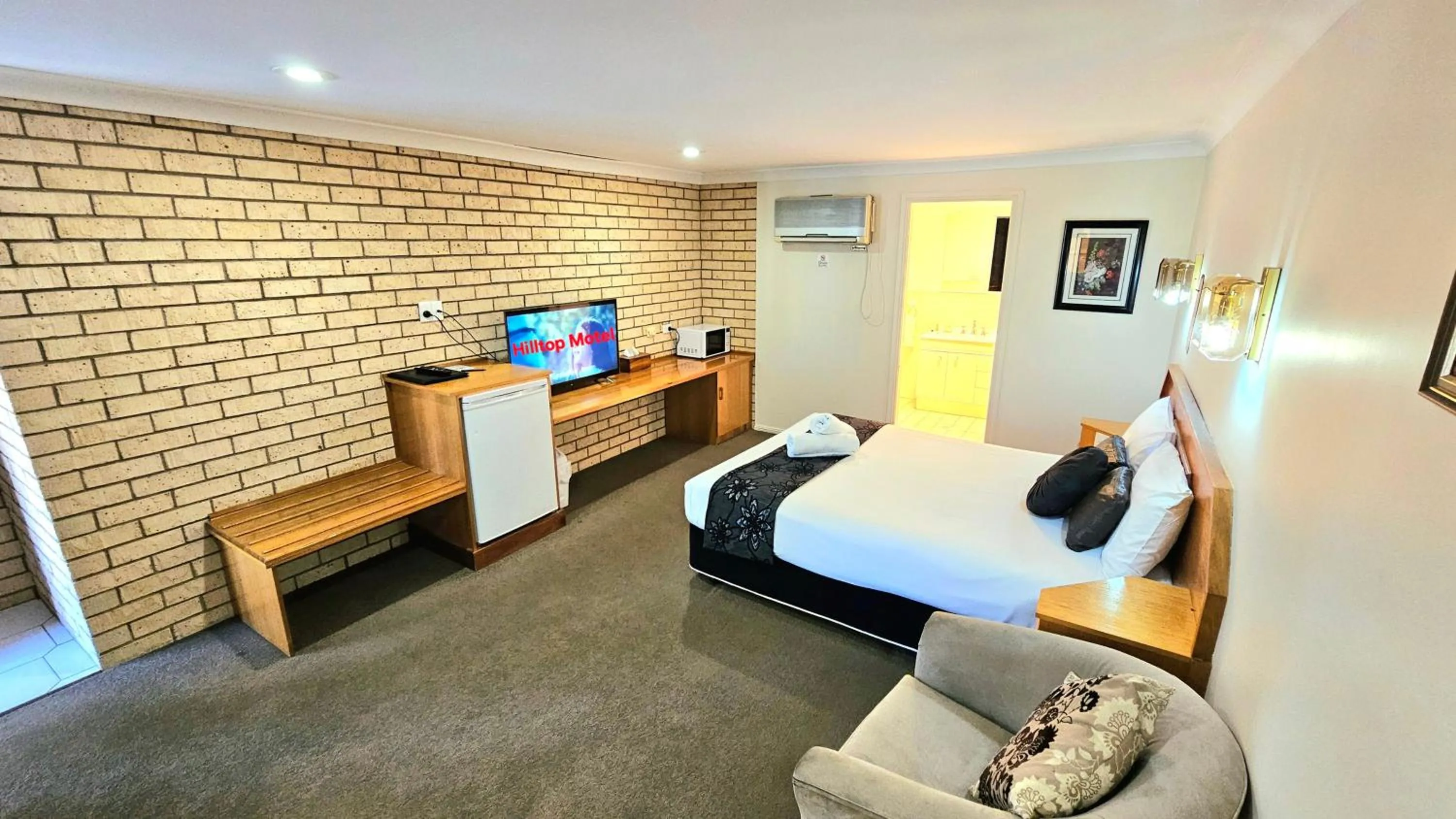 Bedroom, Bed in Hilltops Retreat Motor Inn