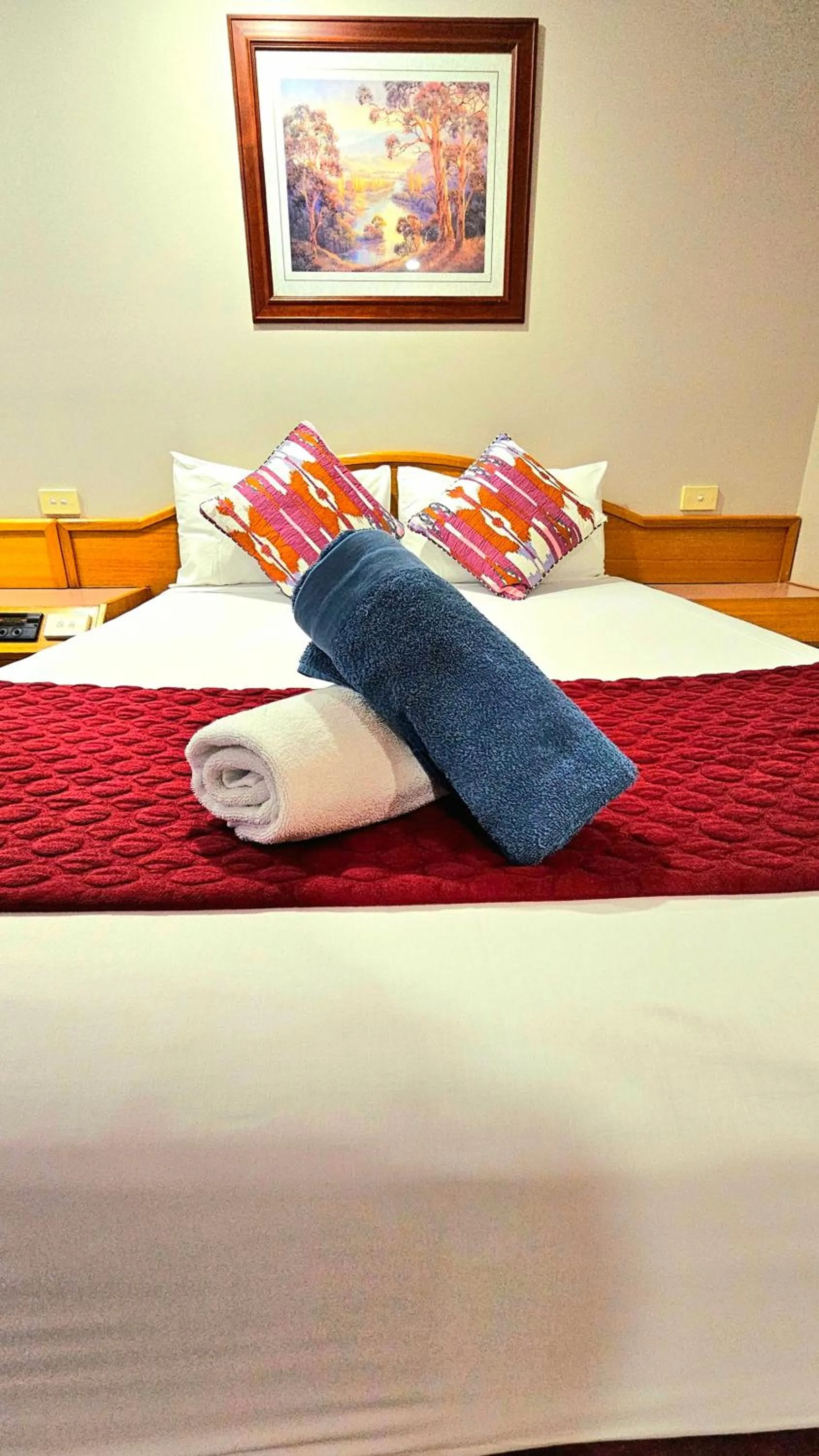 Bed in Hilltops Retreat Motor Inn