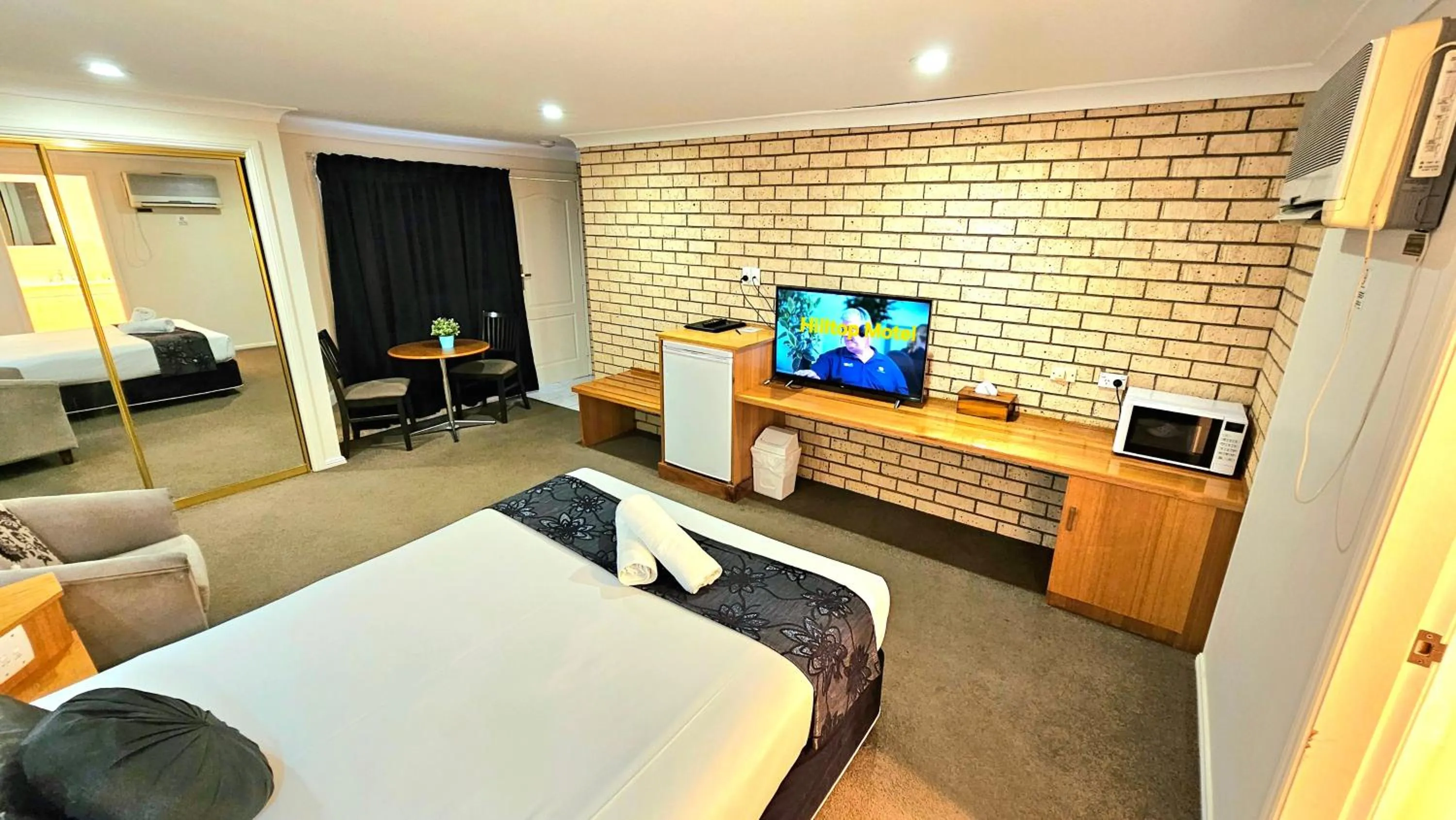 Bedroom, Bed in Hilltops Retreat Motor Inn