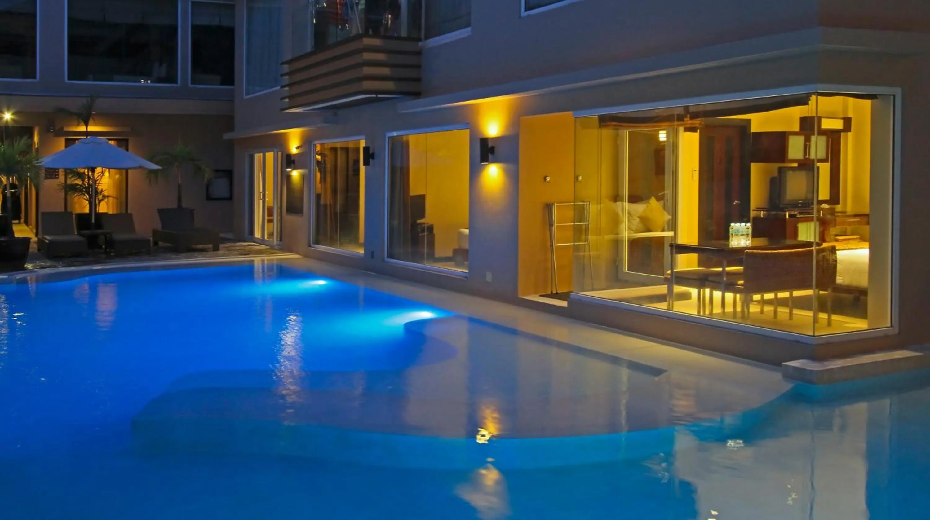 Swimming pool in Two Seasons Boracay Resort