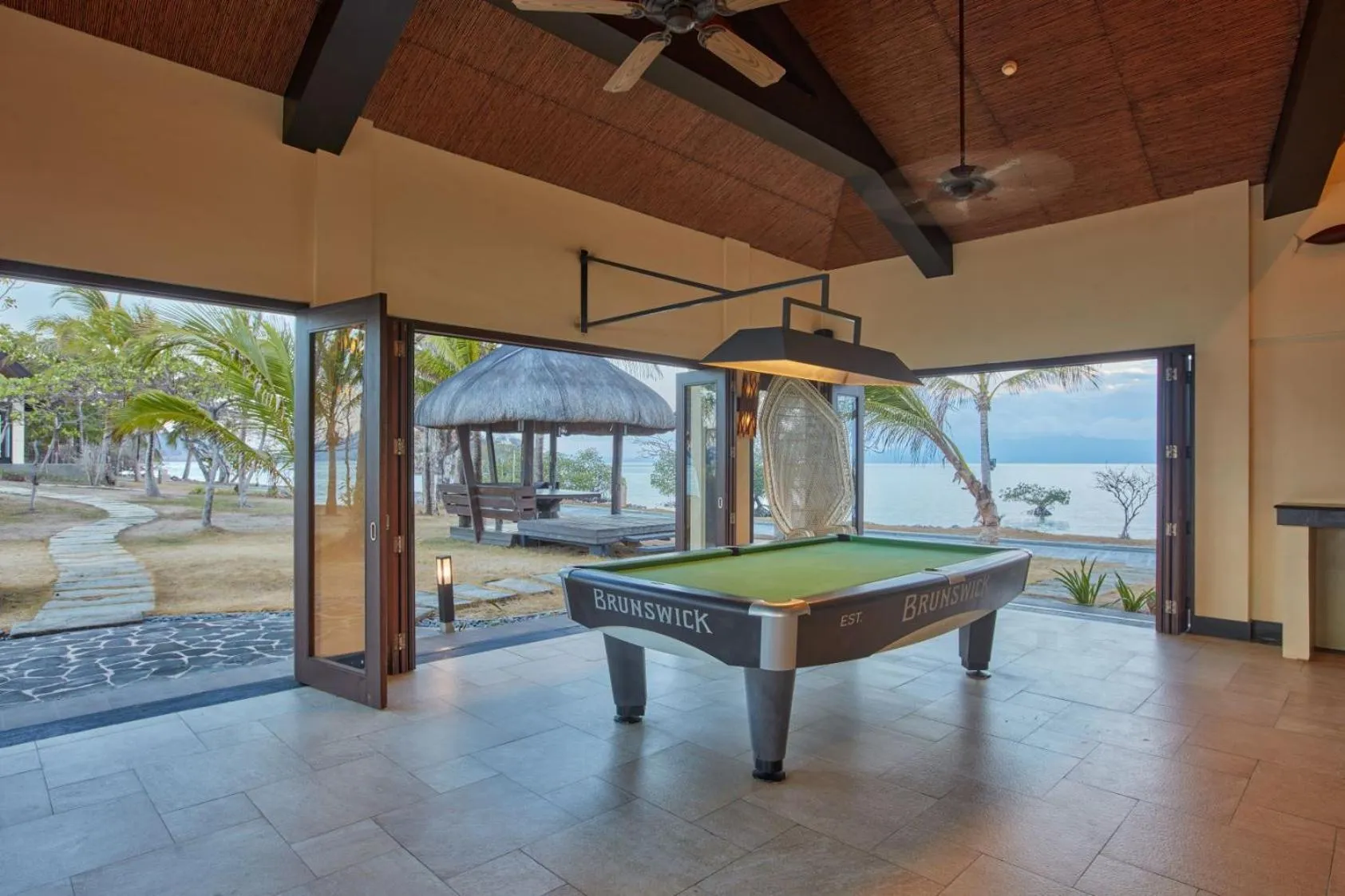 Lounge or bar in Two Seasons Coron Island Resort