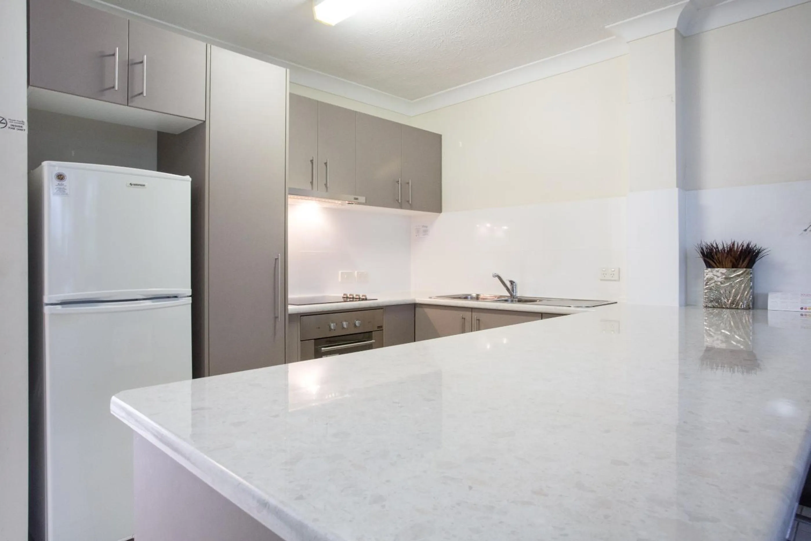 Kitchen or kitchenette in Headland Tropicana Resort