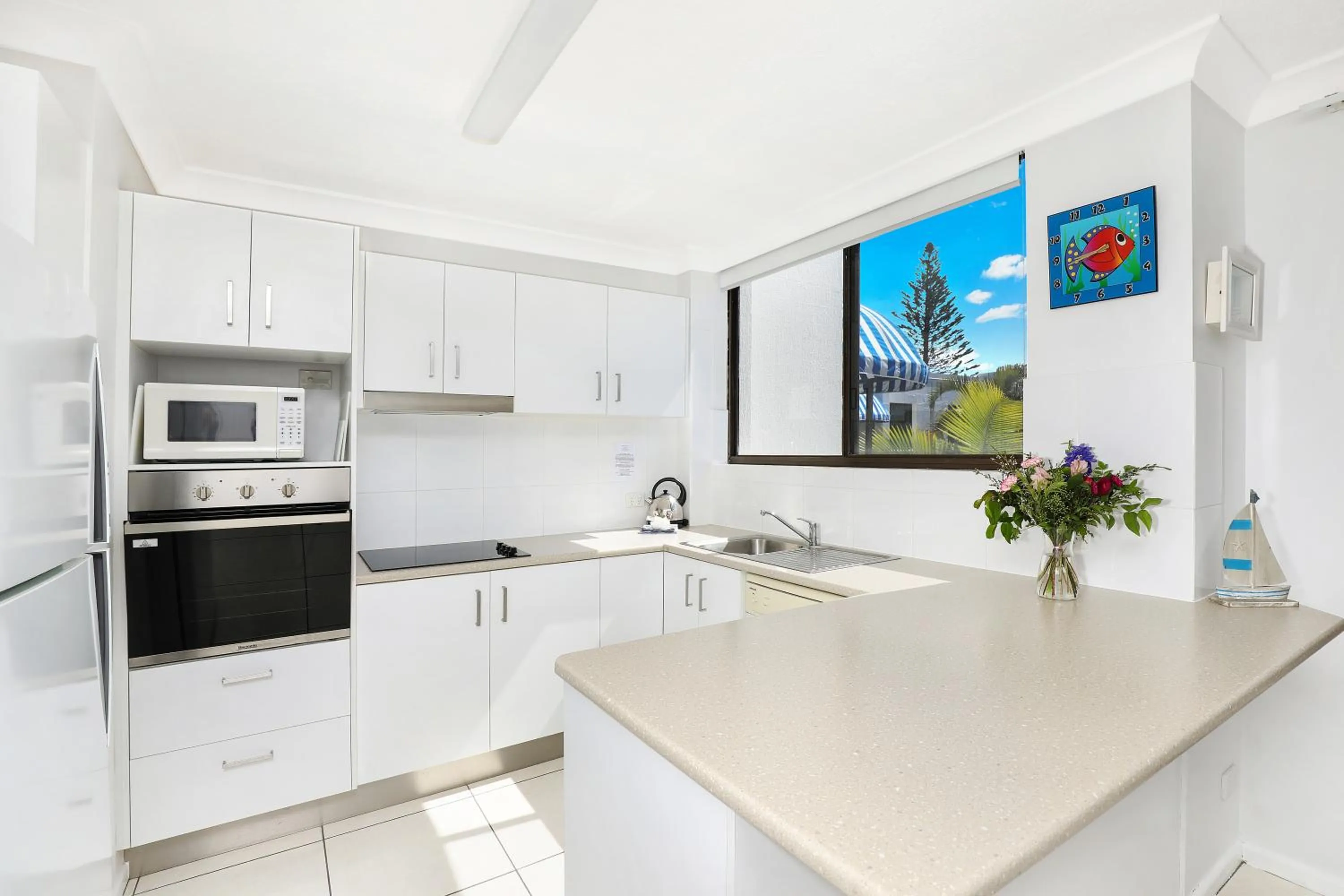 Kitchen or kitchenette in Headland Tropicana Resort