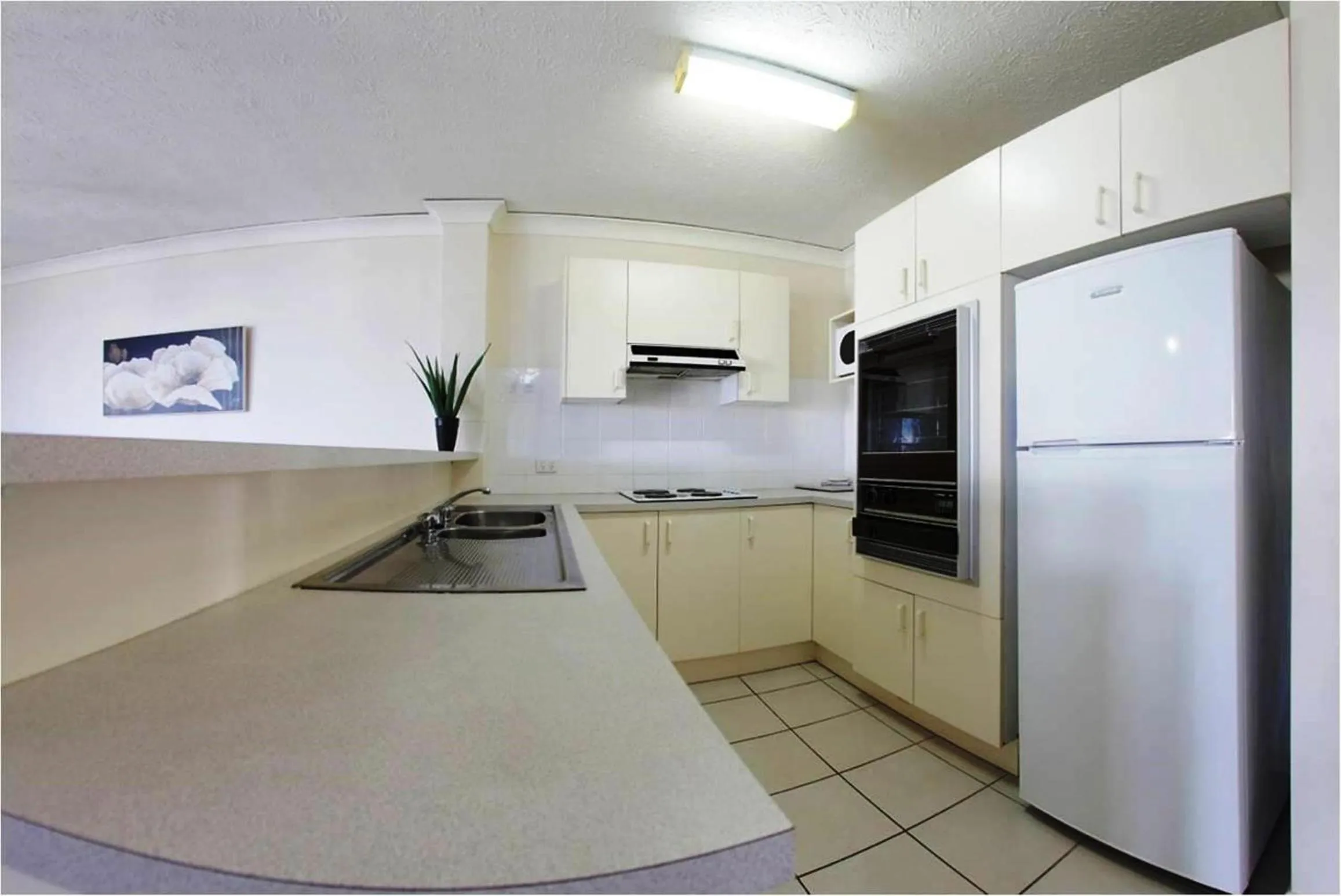 Kitchen or kitchenette in Headland Tropicana Resort