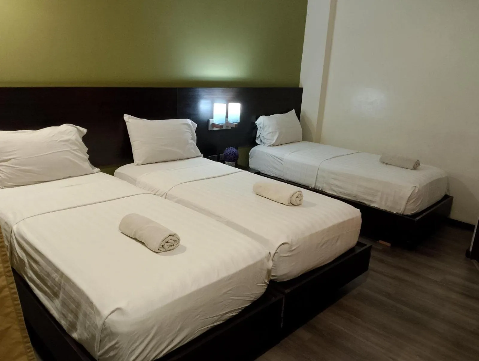 Bed in Lorenzzo Suites Hotel Makati