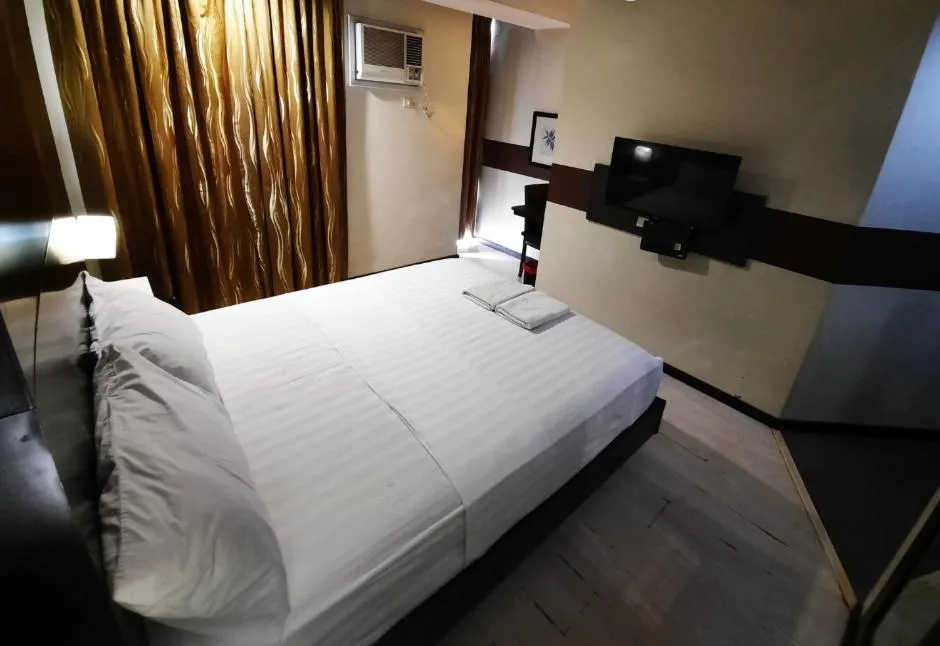 Bed in Lorenzzo Suites Hotel Makati