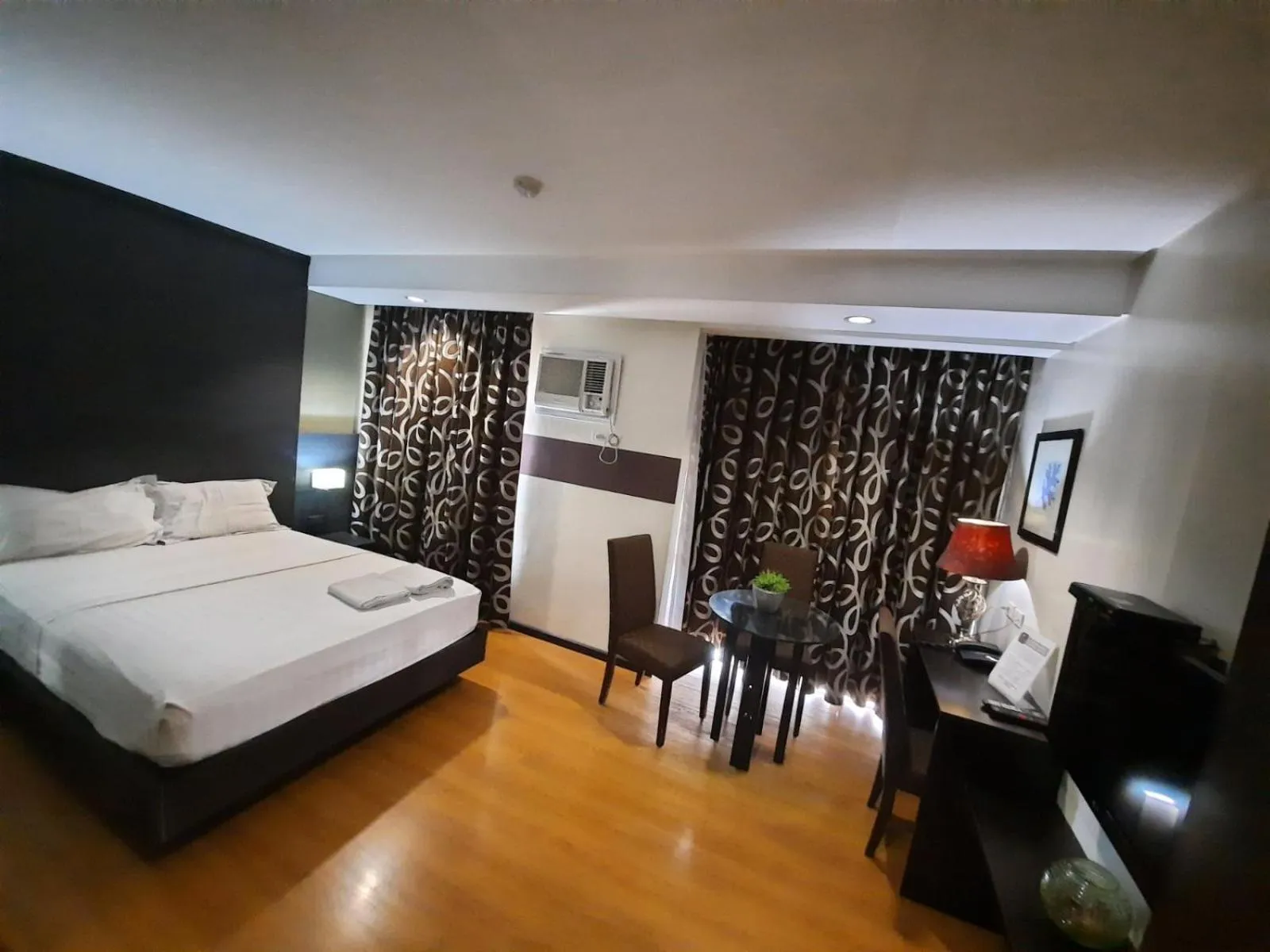 Bed in Lorenzzo Suites Hotel Makati