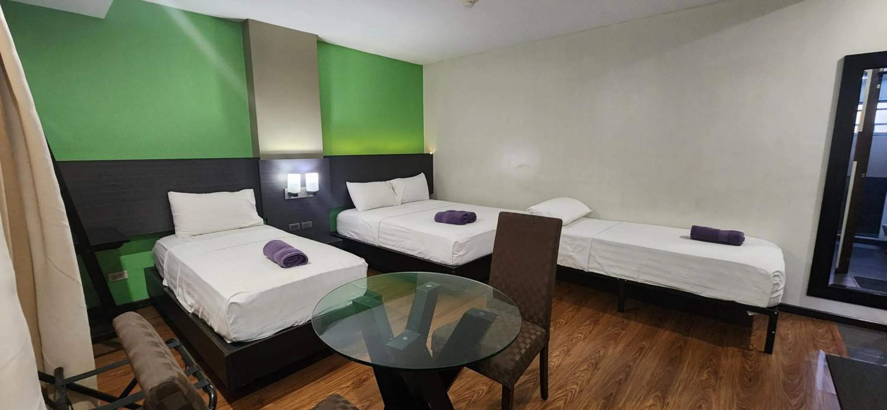 Bed in Lorenzzo Suites Hotel Makati