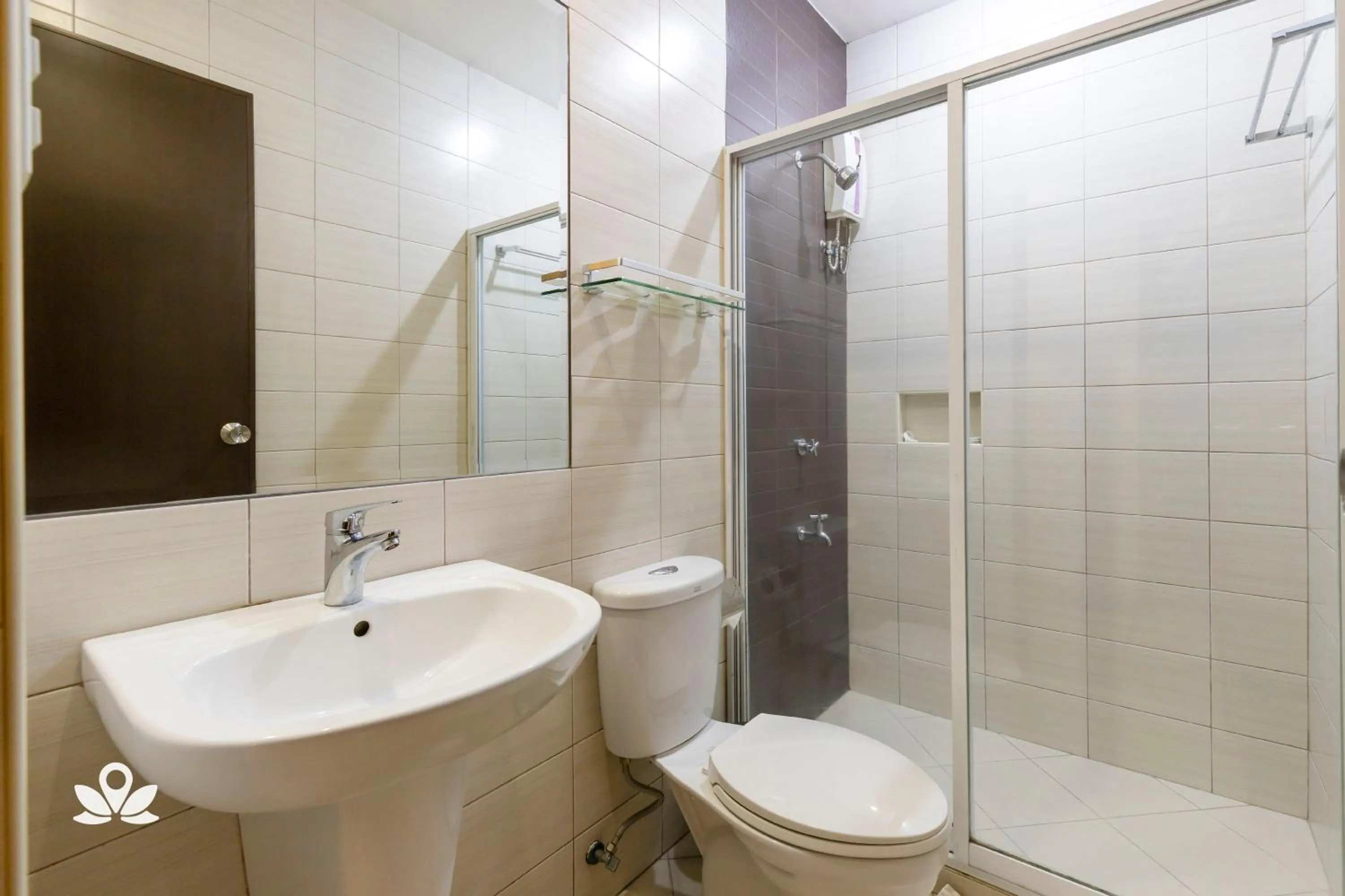 Bathroom in Lorenzzo Suites Hotel Makati