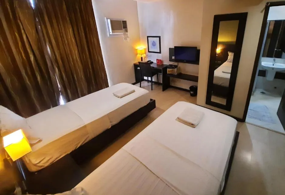 Bed in Lorenzzo Suites Hotel Makati