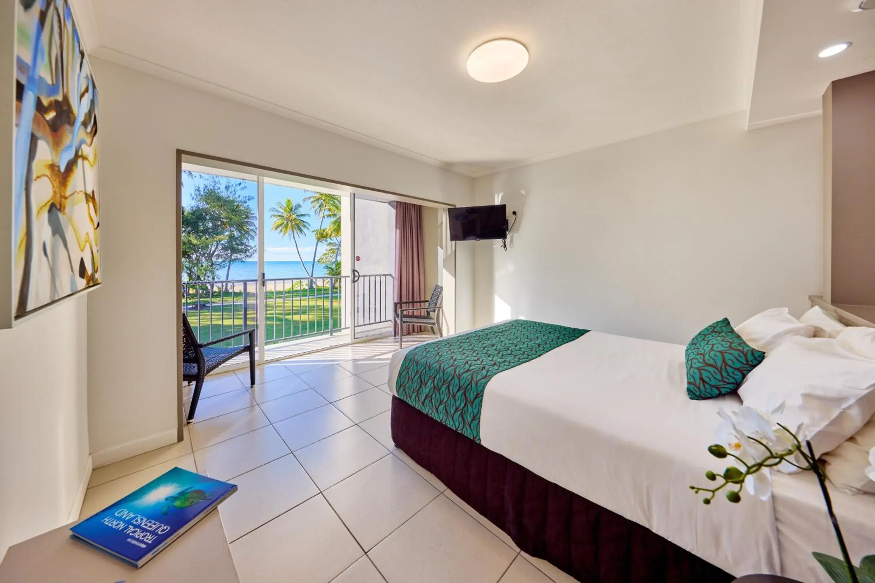 Bed in Castaways Resort & Spa On Mission Beach Bed in Castaways Resort & Spa On Mission Beach