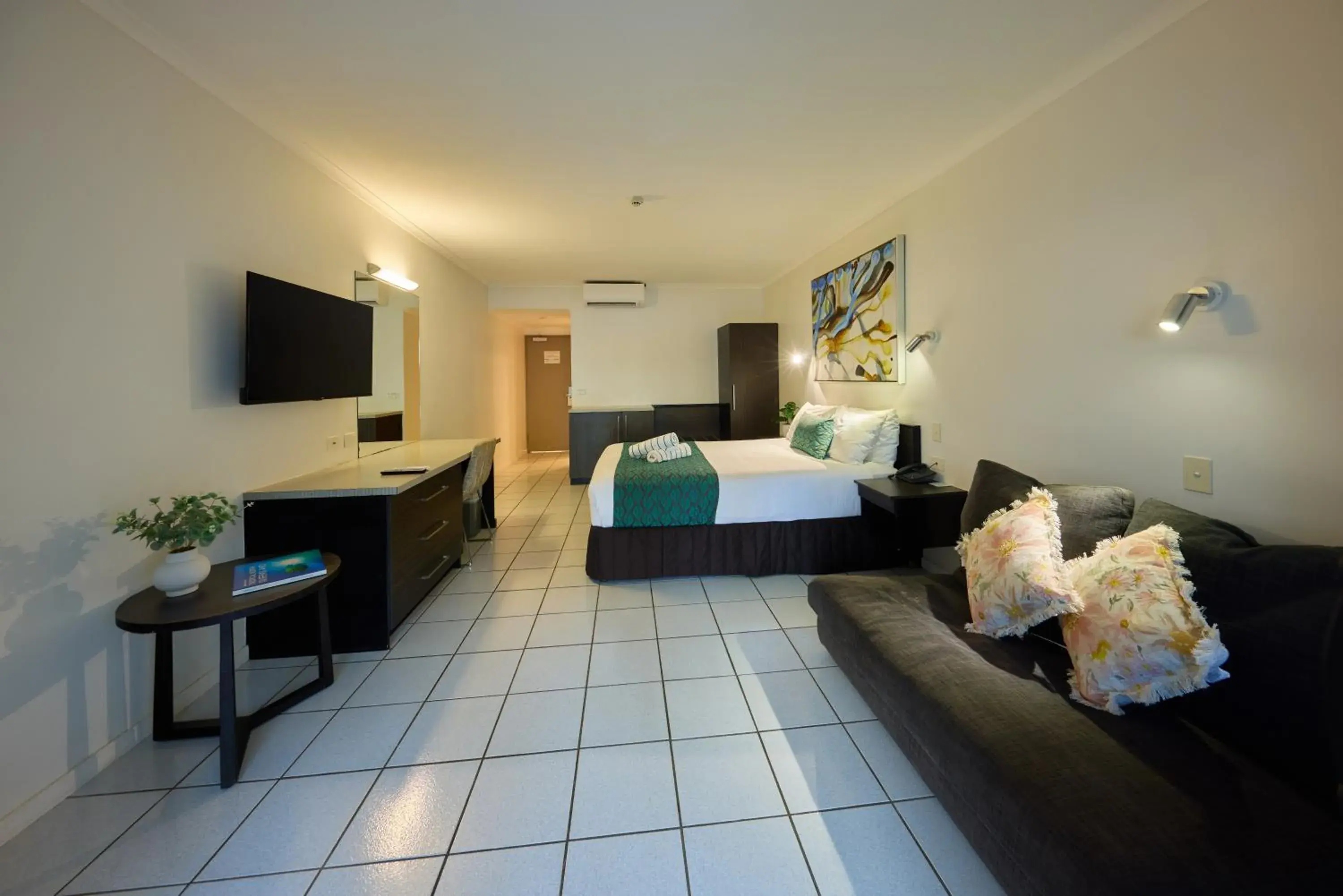 Bed in Castaways Resort & Spa On Mission Beach Bed in Castaways Resort & Spa On Mission Beach