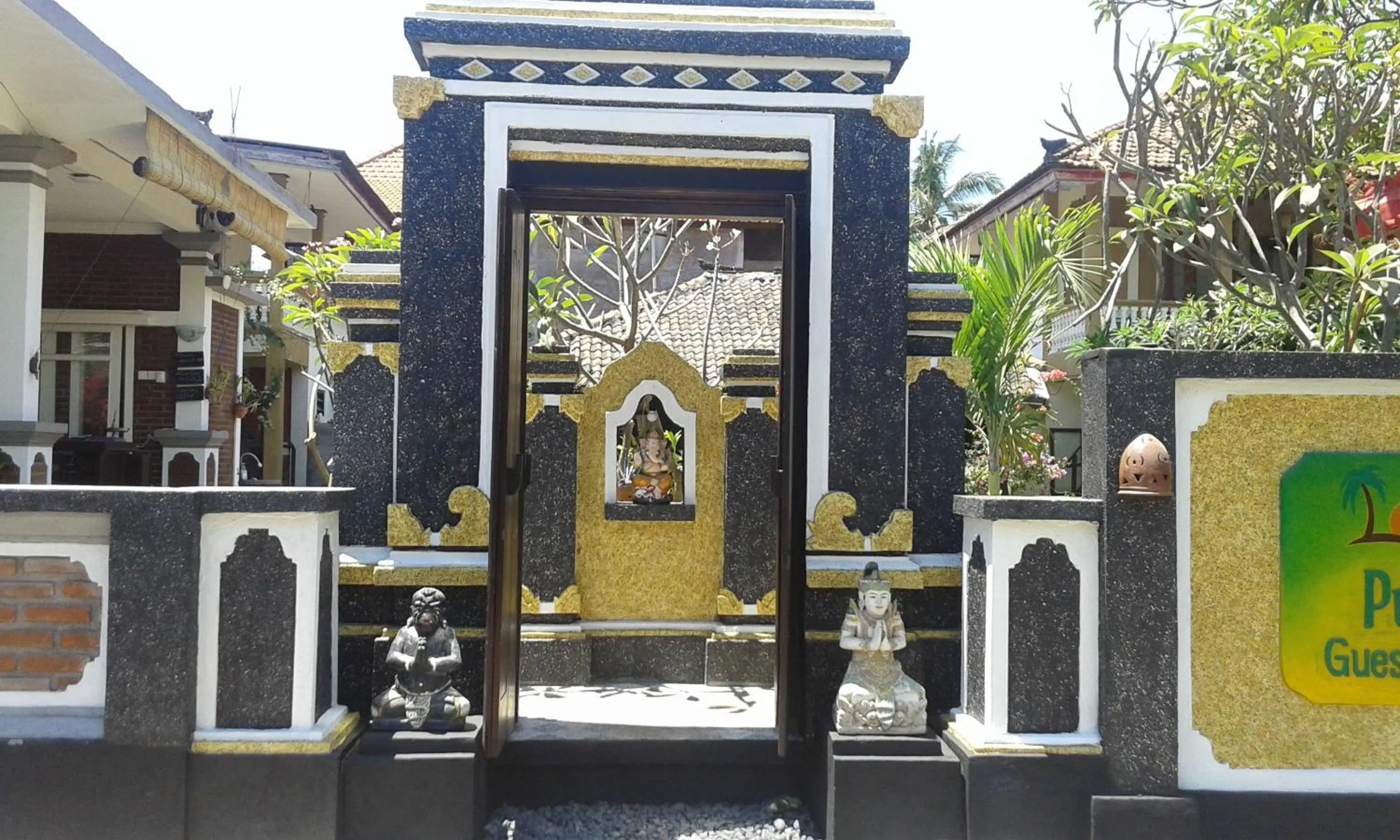 Facade/entrance in Puri Mandhara Lovina