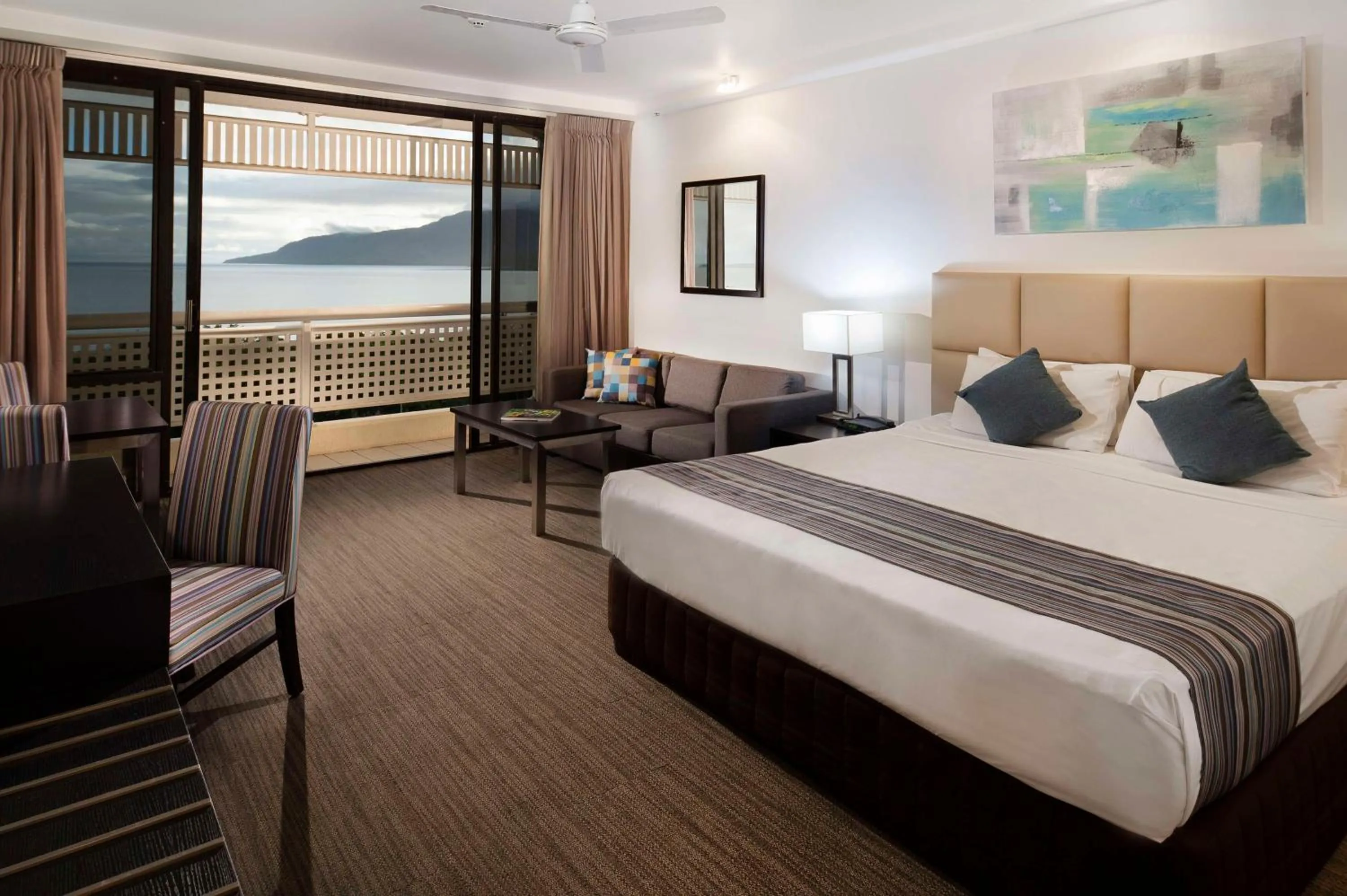 Bedroom, Bed in Rydges Esplanade Resort Cairns