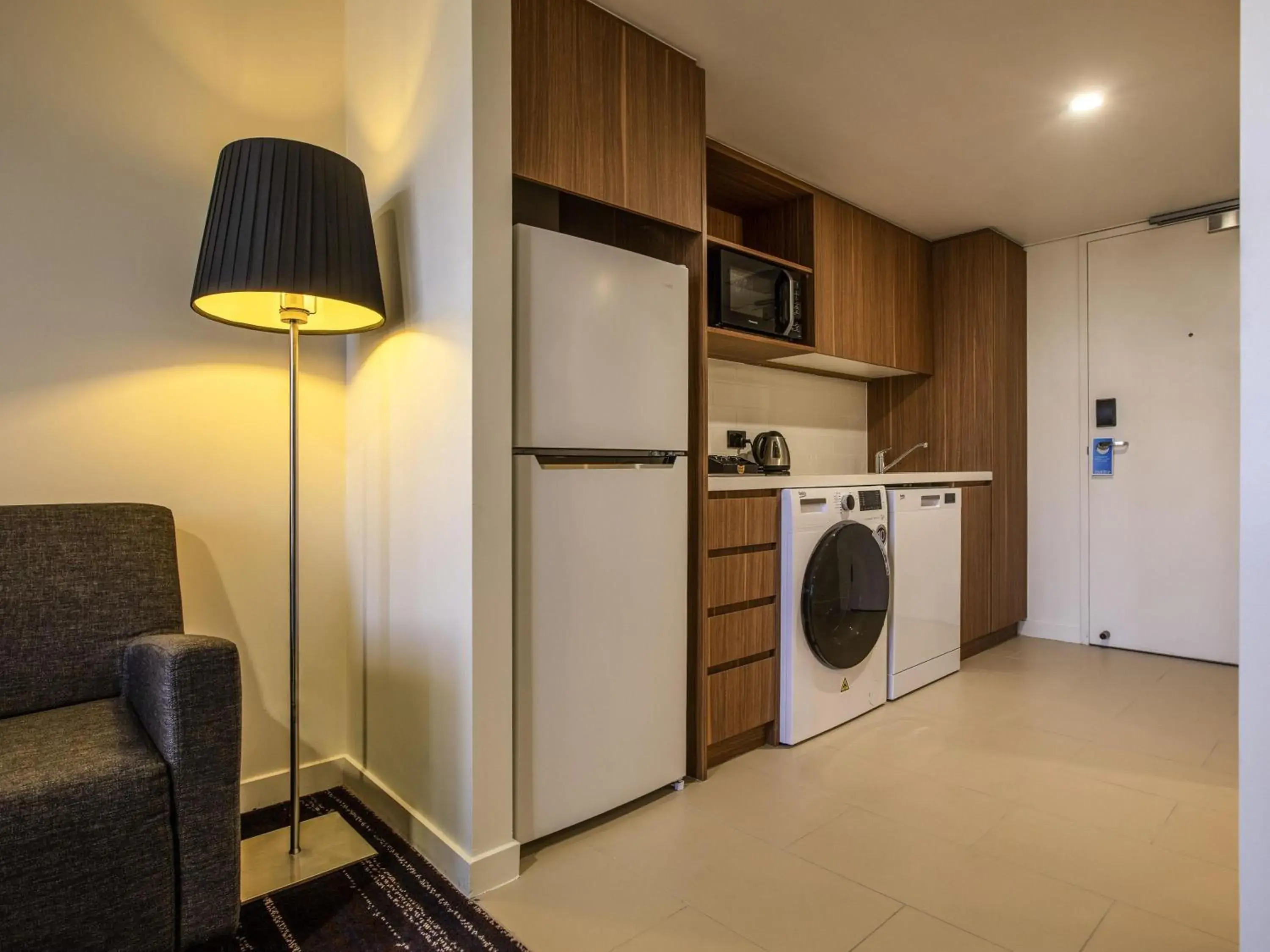 Superior Queen Suite with Balcony in Mantra Gladstone Superior Queen Suite with Balcony in Mantra Gladstone