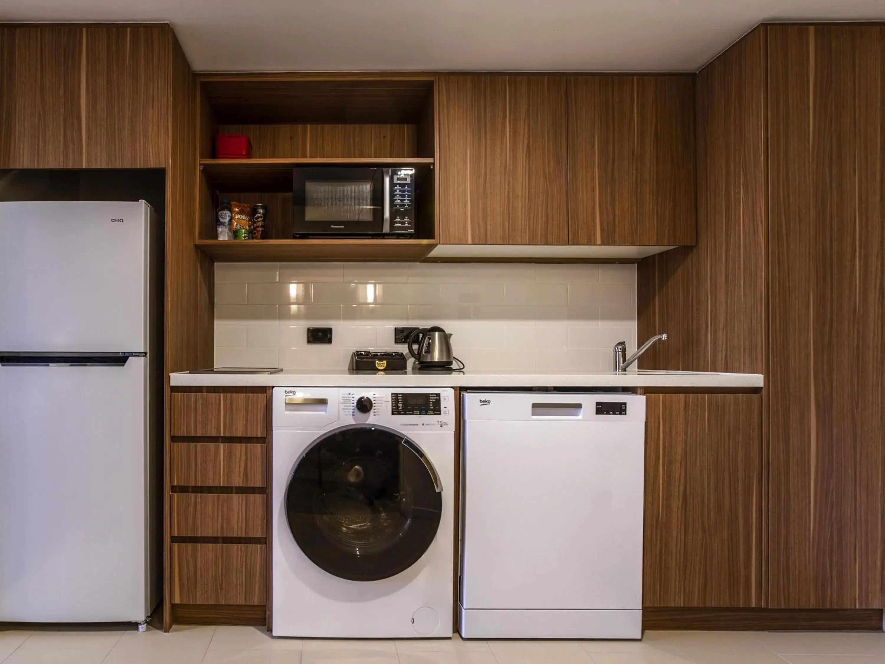 Superior King Suite with Balcony in Mantra Gladstone Superior King Suite with Balcony in Mantra Gladstone