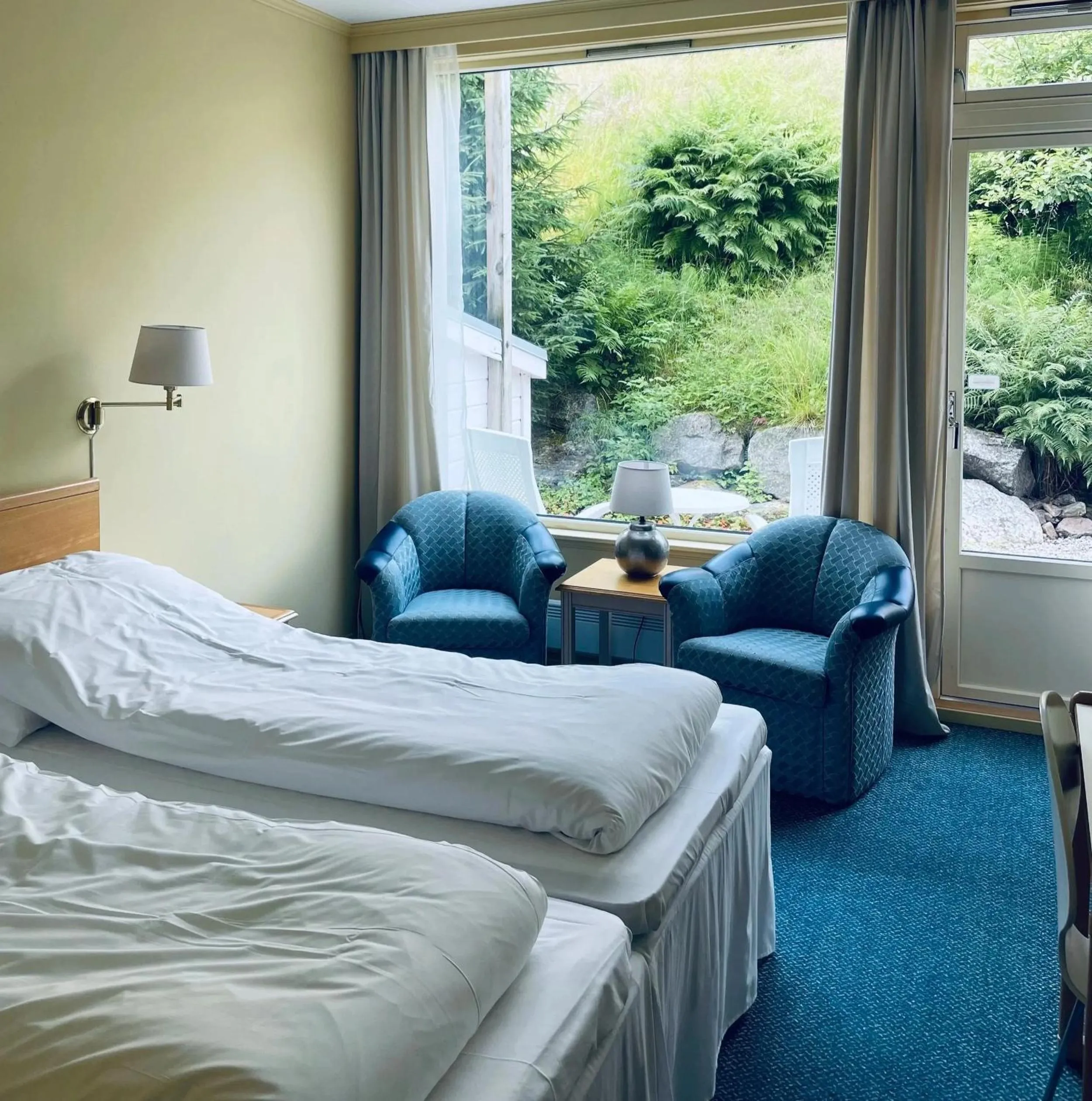 Seating area, Bed in Balestrand Hotel