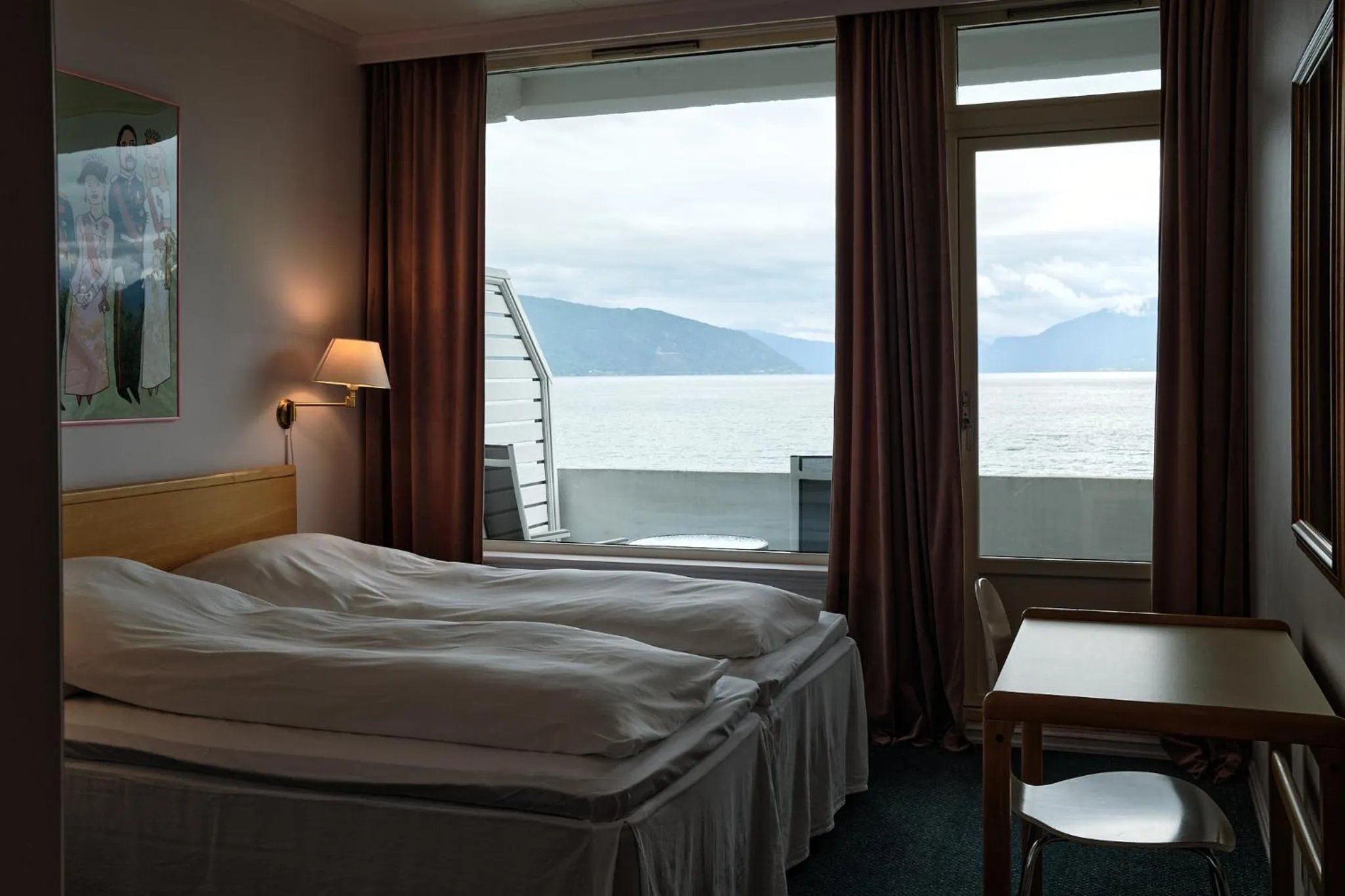 Balcony/Terrace, Bed in Balestrand Hotel