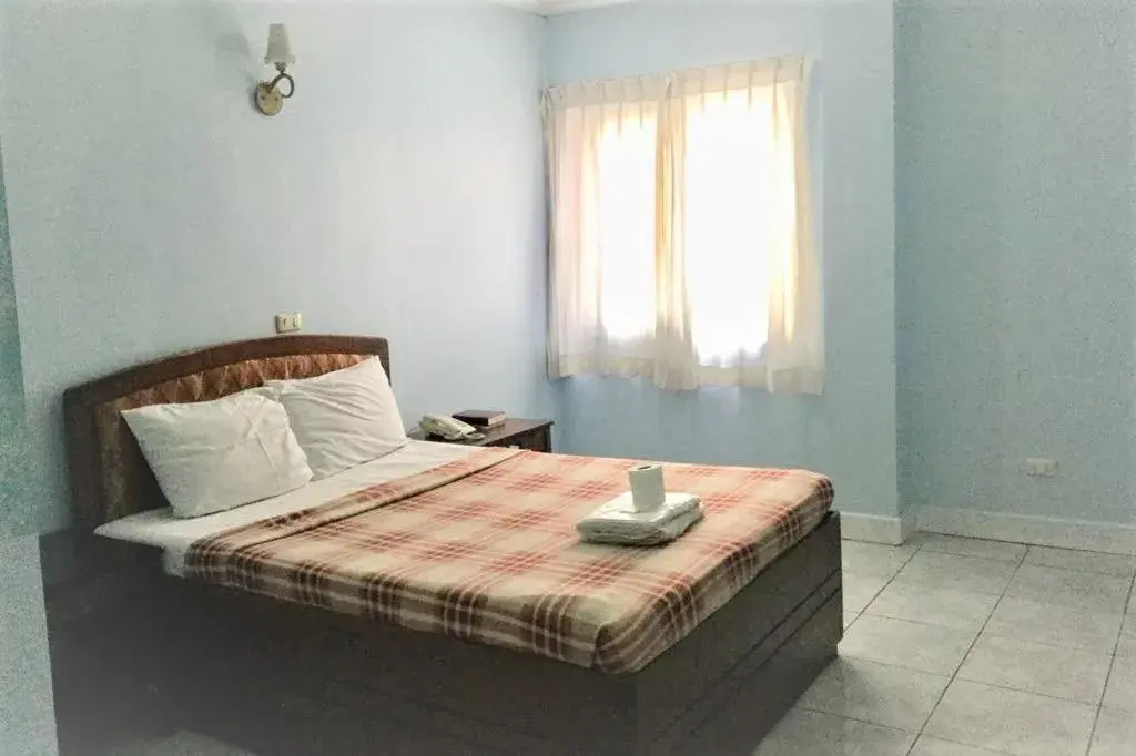 Bed in La Brea Inn Bed in La Brea Inn