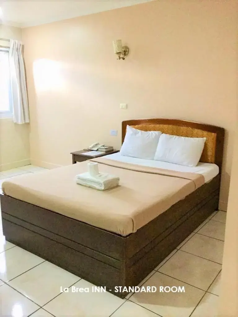 Bed in La Brea Inn Bed in La Brea Inn