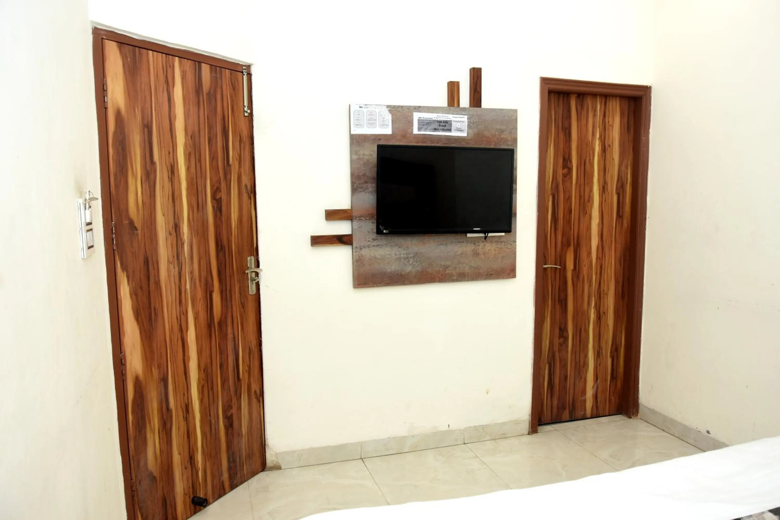 Communal lounge/ TV room in Hotel D Plaza