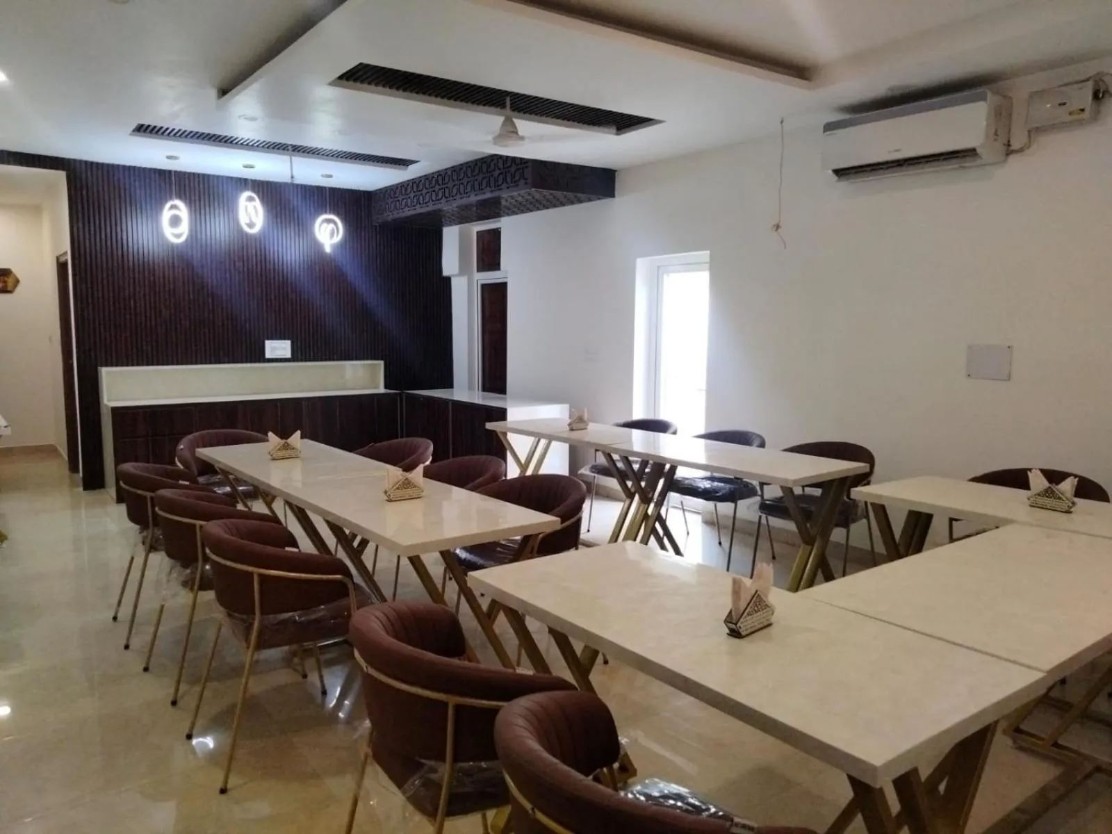 Restaurant/places to eat in Hotel D Plaza