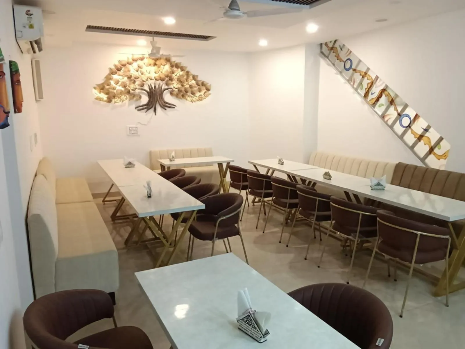 Restaurant/places to eat in Hotel D Plaza