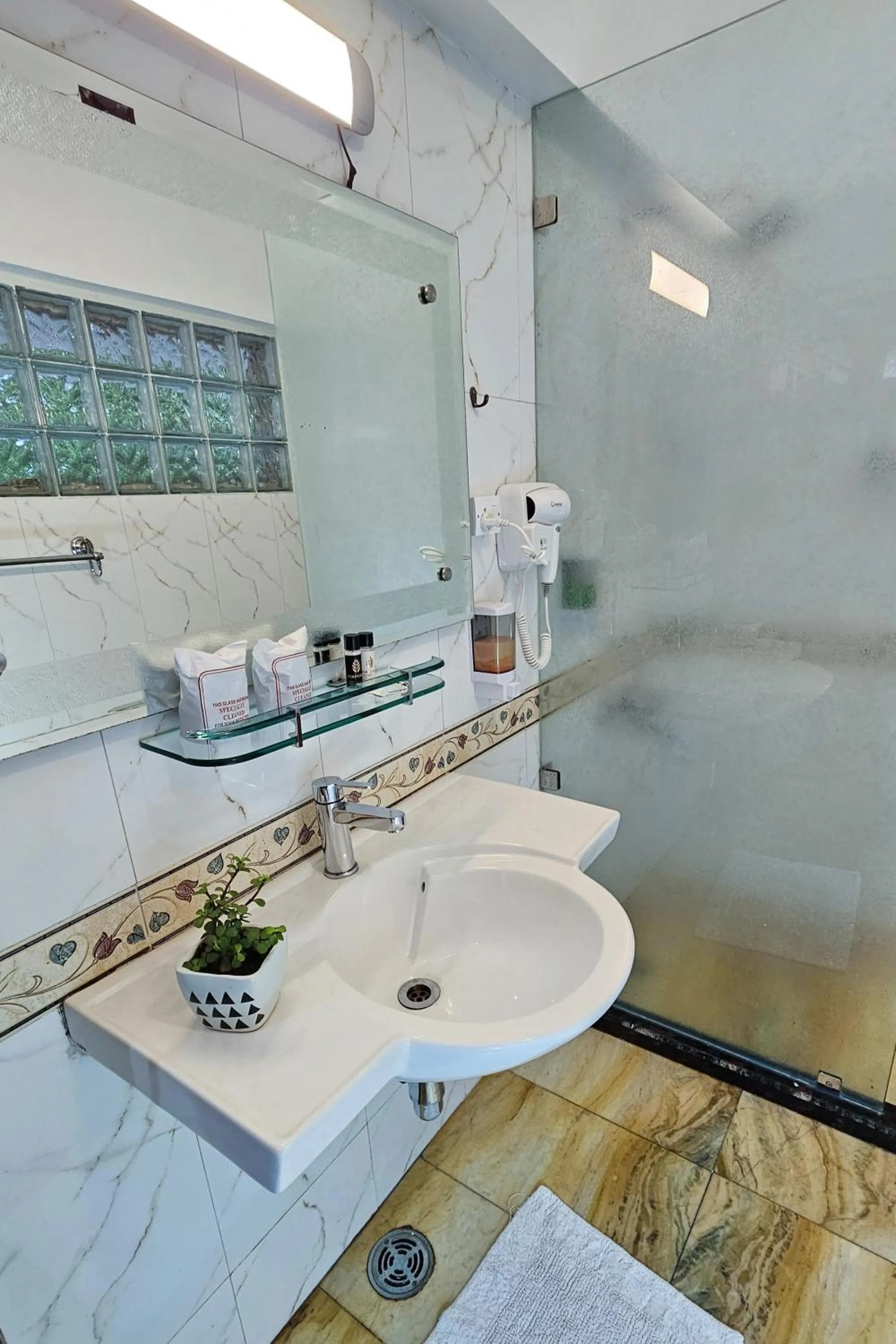 Toilet in Prakash Kutir B&B