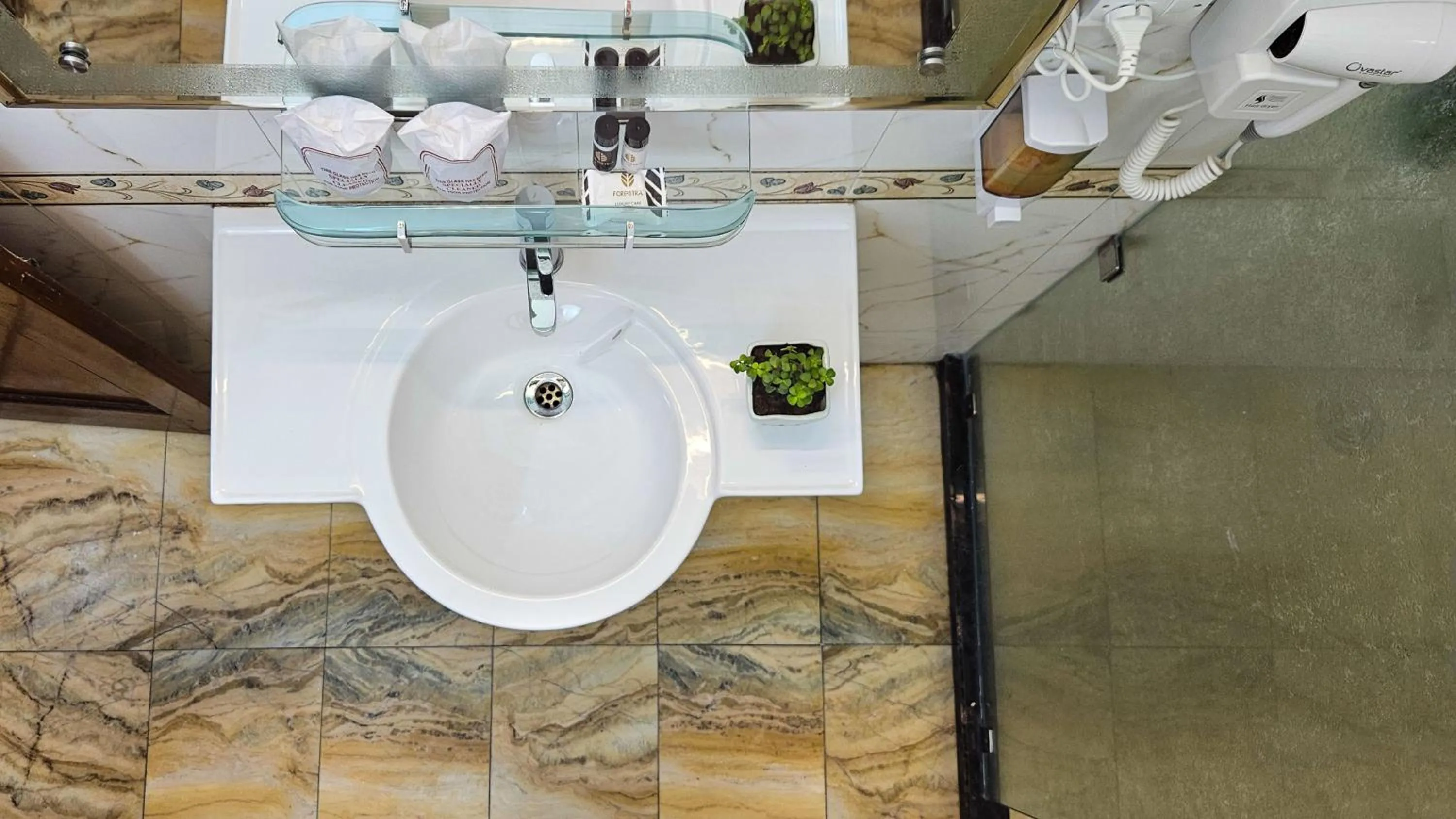 Shower in Prakash Kutir B&B